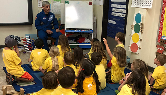 Astronaut Mark Vande Hei talks to a group of students