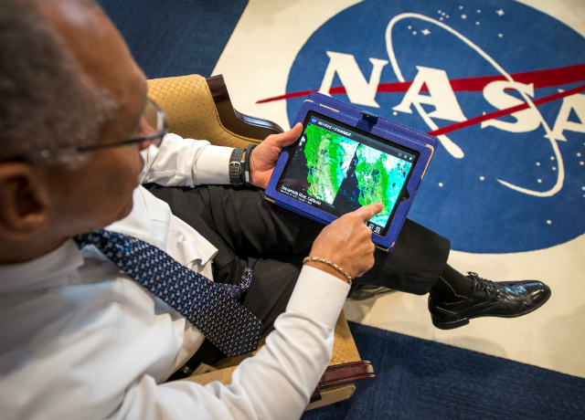 NASA Administrator Charles Bolden explores new iPad Climate Data App