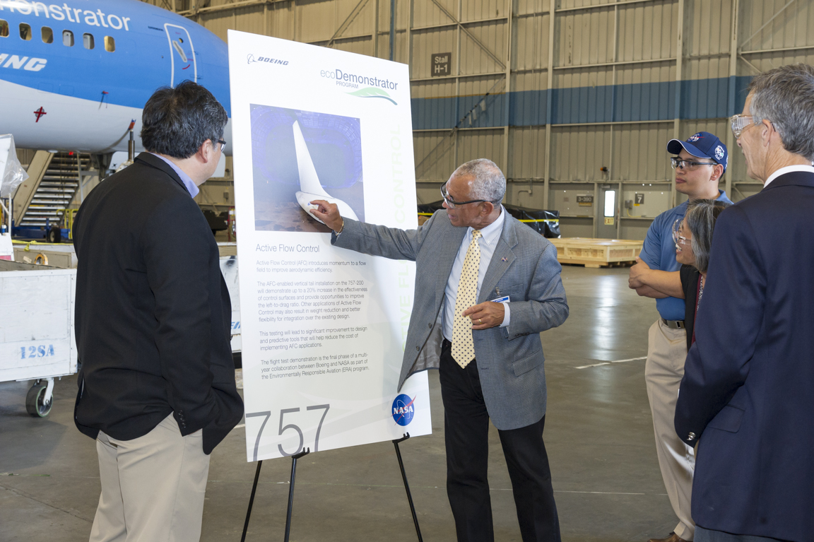 Charlie Bolden learning about active flow experiment.