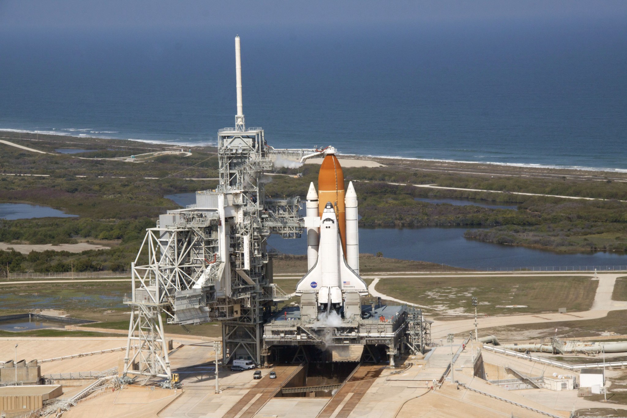 An artist's illustration of the space shuttle at the launch pad.