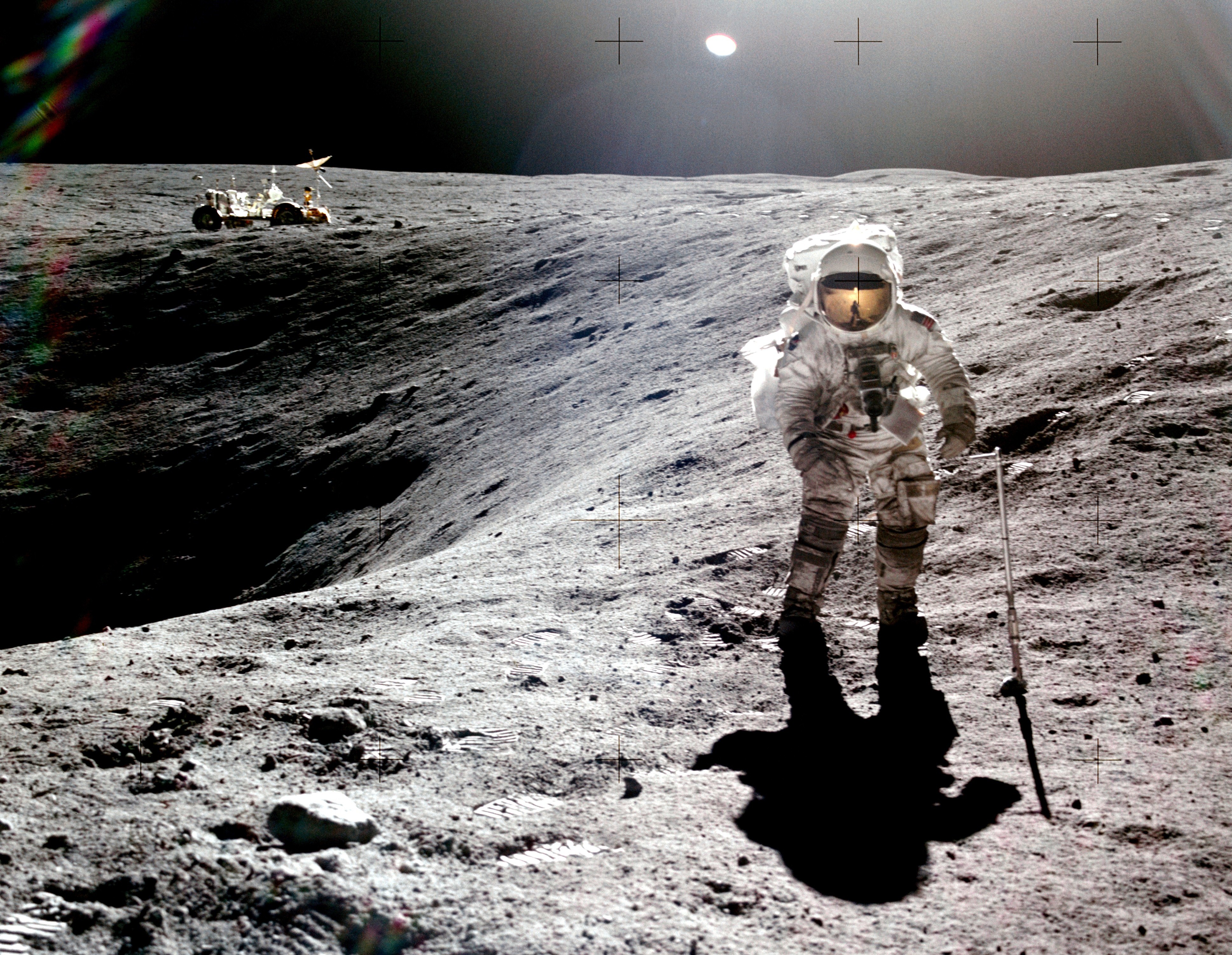 Посмотри на луну на улице великолепно. Аполлон 16 на Луне. Астронавты на Луне. Американцы на Луне.