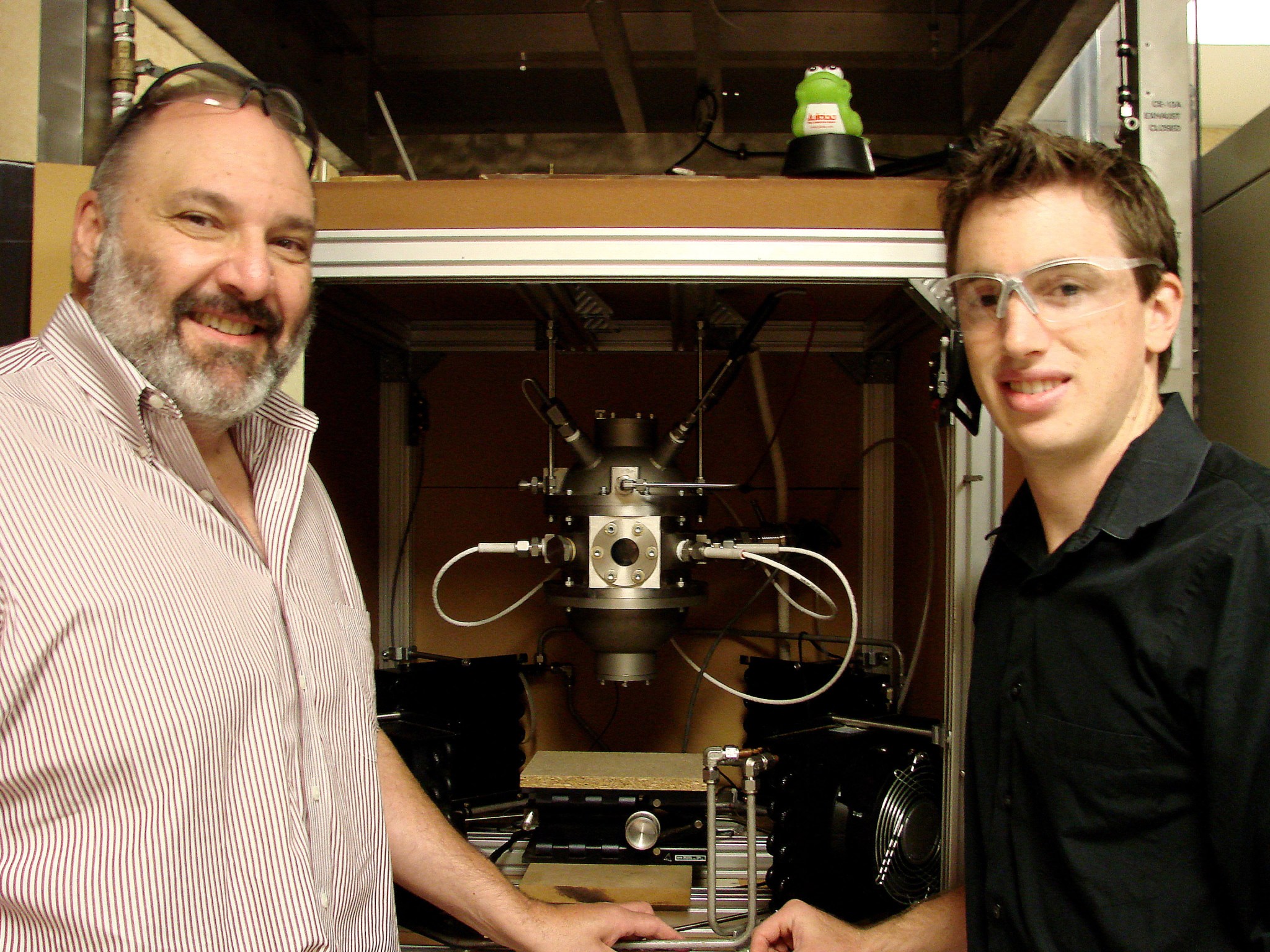 Intern Sean Currey (right) with NASA mentor Martin Rabinowitz (left).