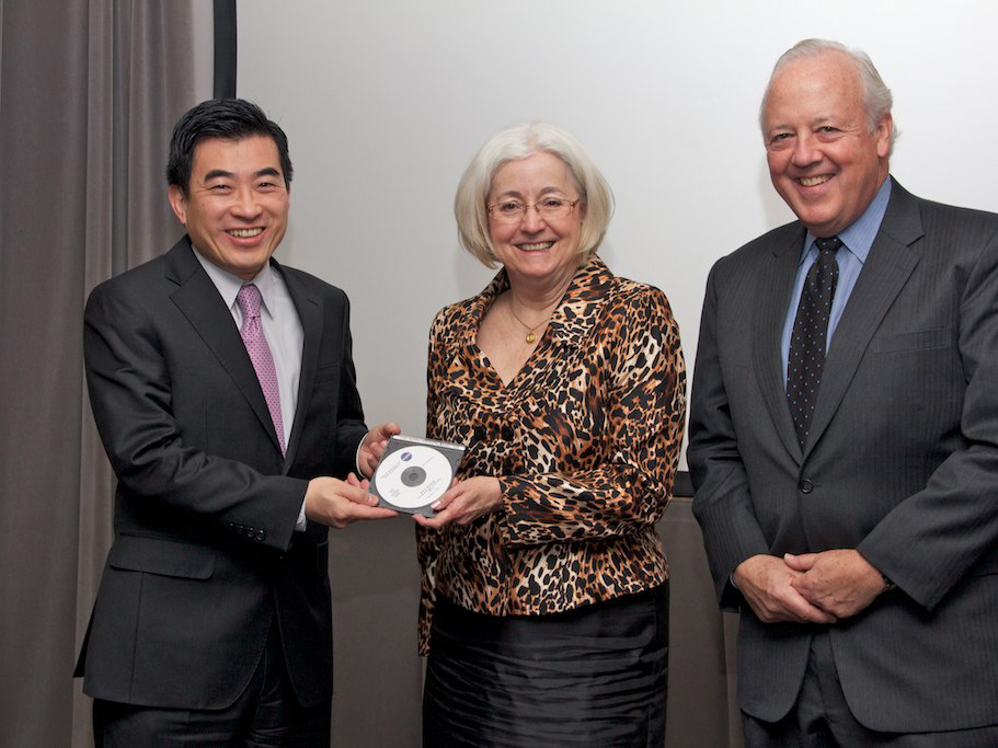 Dr. Jaiwon Shin presents EDA 3D-PAM technology to Victoria Cox and David Grizzle.