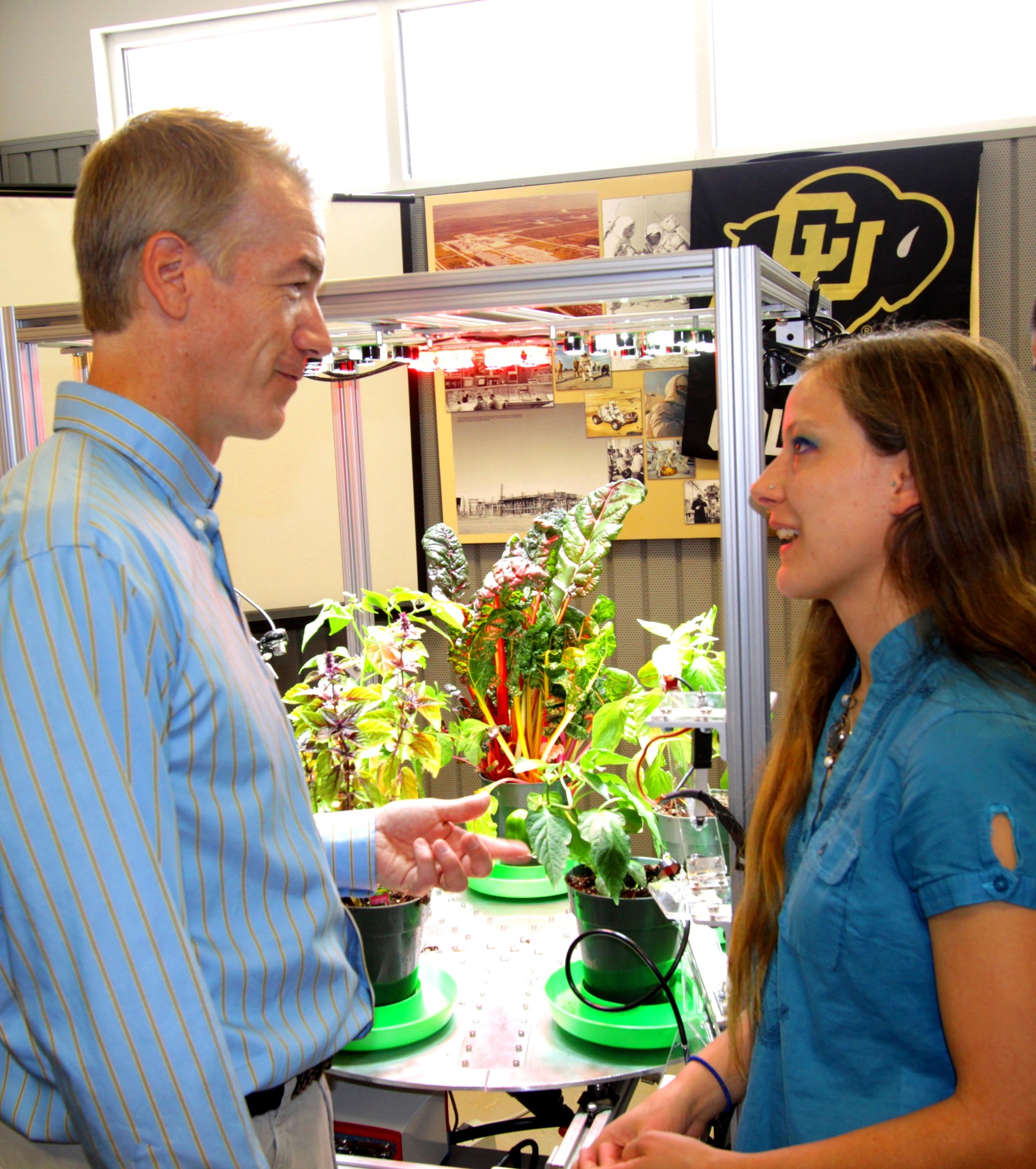 NASA's Tracy Gill speaks with University of Colorado student Heather Hava.