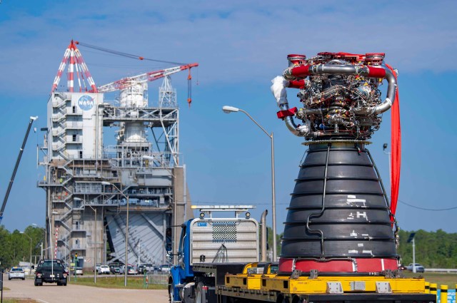 Teams Install RS-25 Engine For Upcoming Hot Fire Series