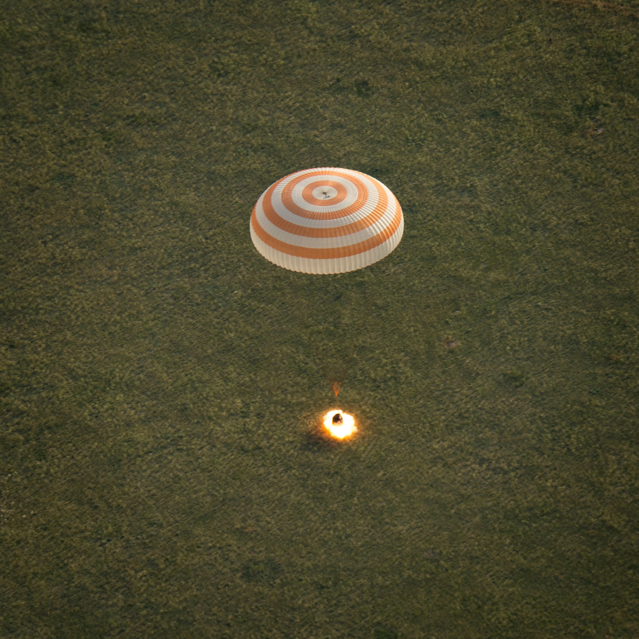 Expedition 43 Crew lands