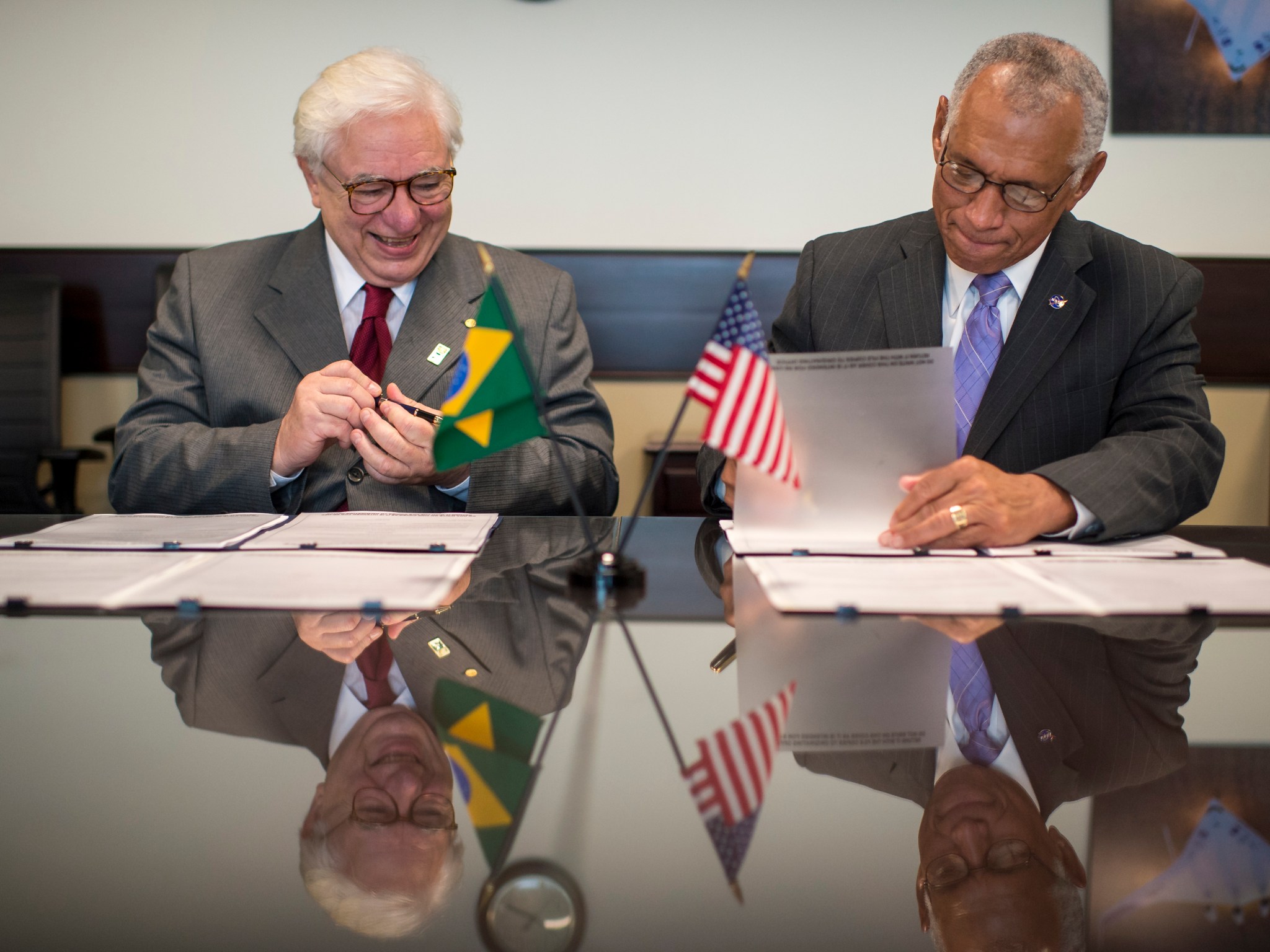 Administrator Bolden and Brazilian Space Agency President José Raimundo Braga Coelho sign an agreement.