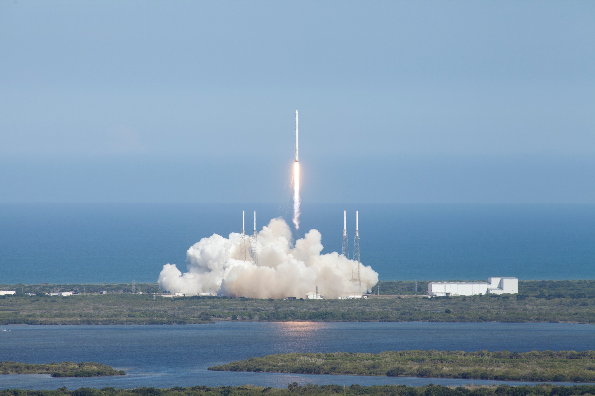 SpaceX Falcon 9 rocket lifts off from Space Launch Complex 40 at Cape Canaveral Air Force Station