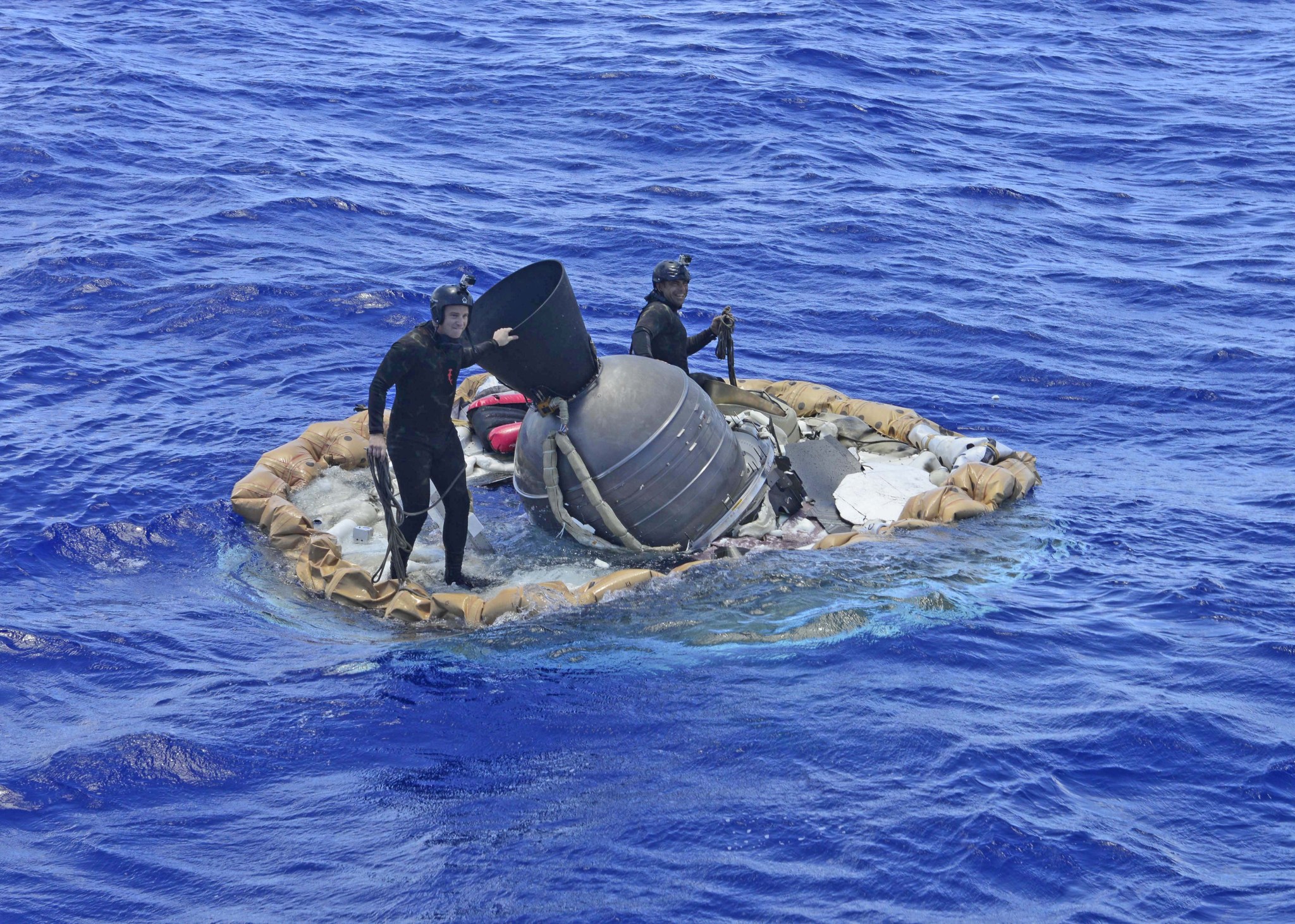 Two members of the U.S. Navy's Mobile Diving Salvage Unit (MDSU) 1 Explosive Ordnance Detachment 