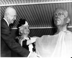 Eisenhower and Mrs. George C. Marshall unveil the bronze bust of Gen. George C. Marshall