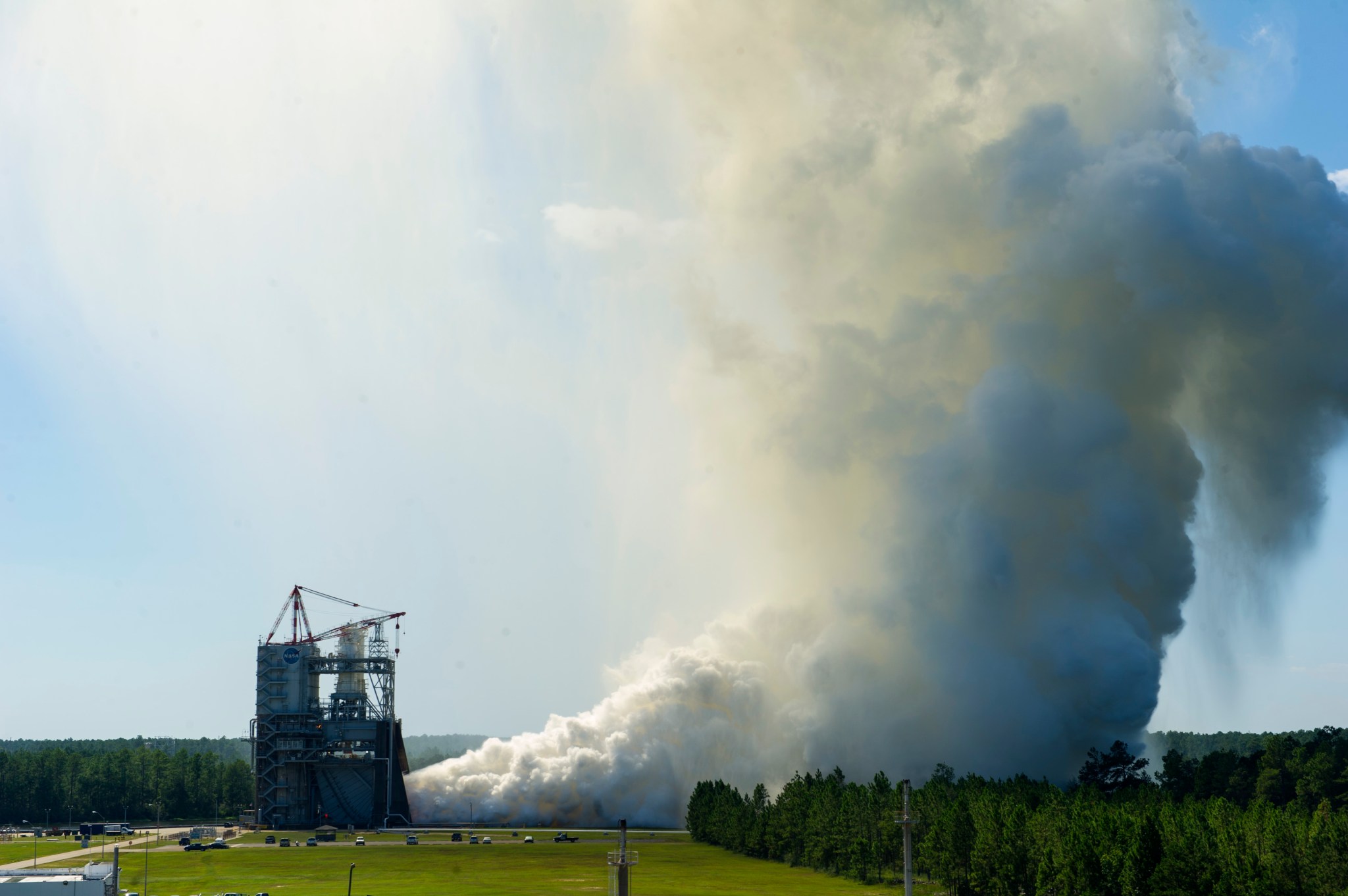 RS-25 engine fires up for a 535-second test Aug. 27, 2015