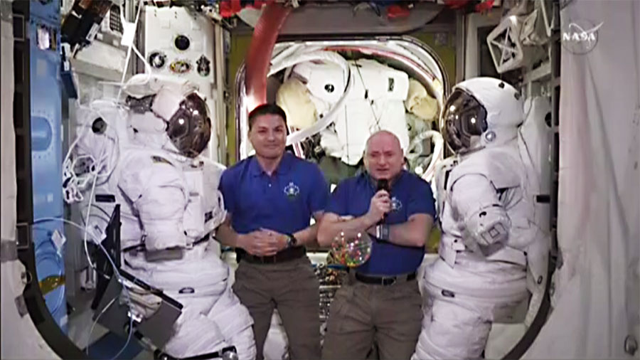 Astronauts Kjell Lindgren and Scott Kelly