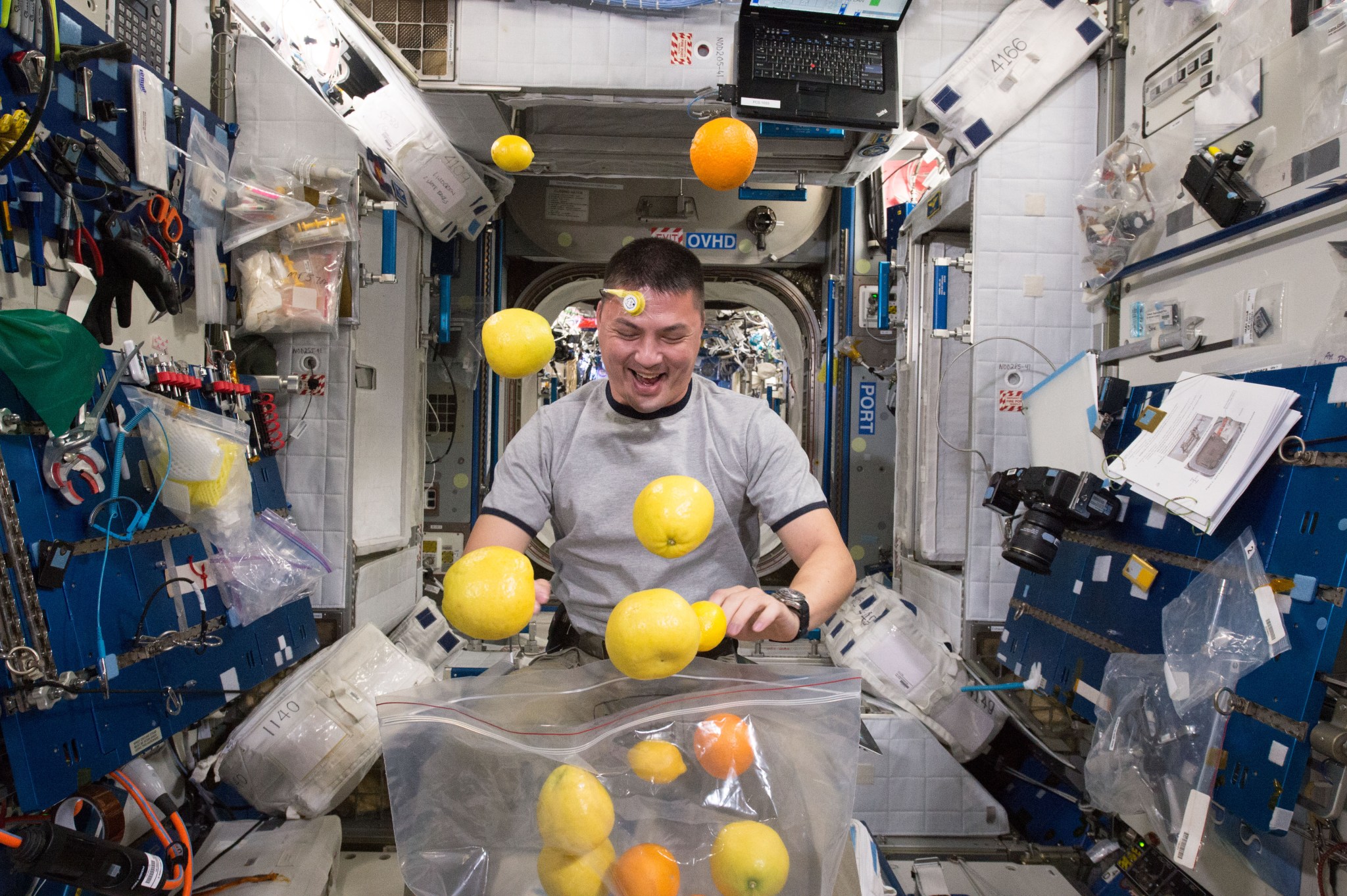 Astronaut Kjell Lindgren corrals a supply of fresh fruit