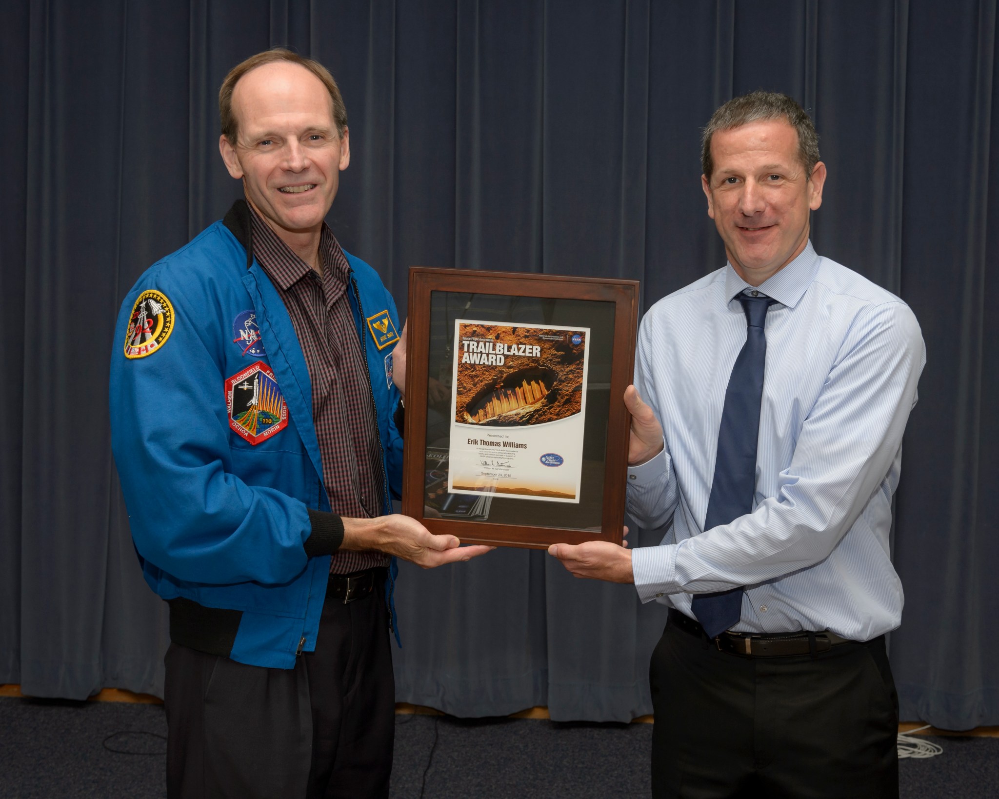 Erik Williams is presented with the Space Flight Awareness Trailblazer Award by Steve Smith