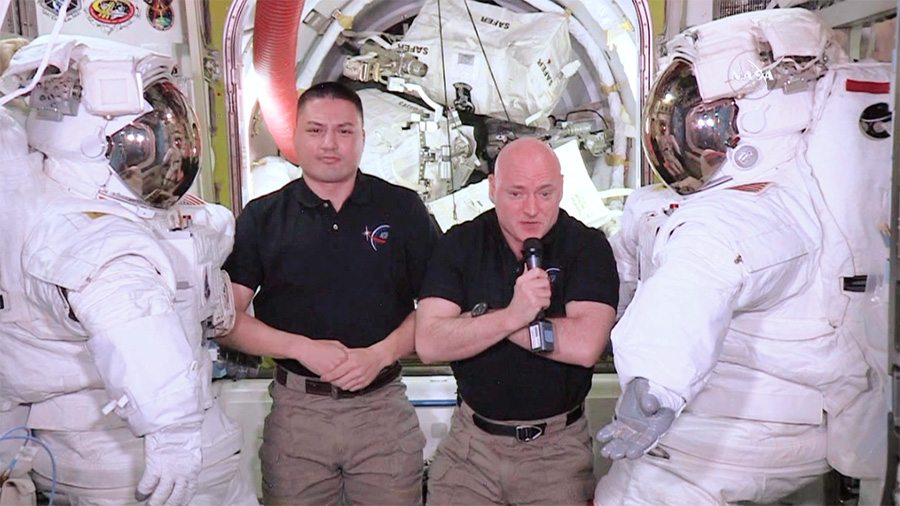 NASA astronauts Kjell Lindgren and Scott Kelly