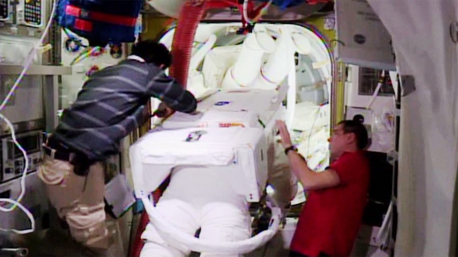 Spacewalkers Move into Airlock