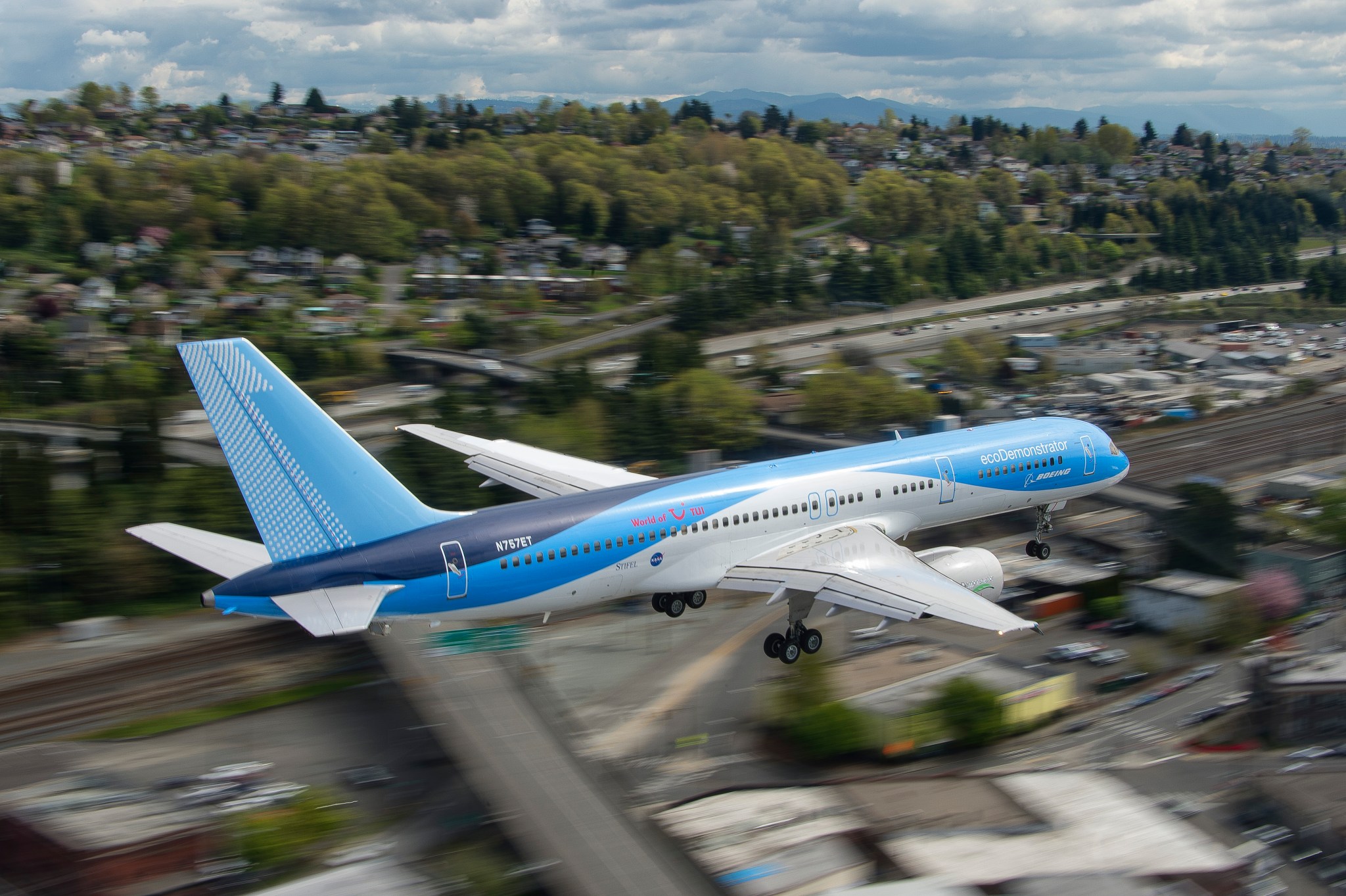 The Boeing ecoDemonstrator 757 flight test airplane, makes a final approach to King County Field in Seattle, WA.