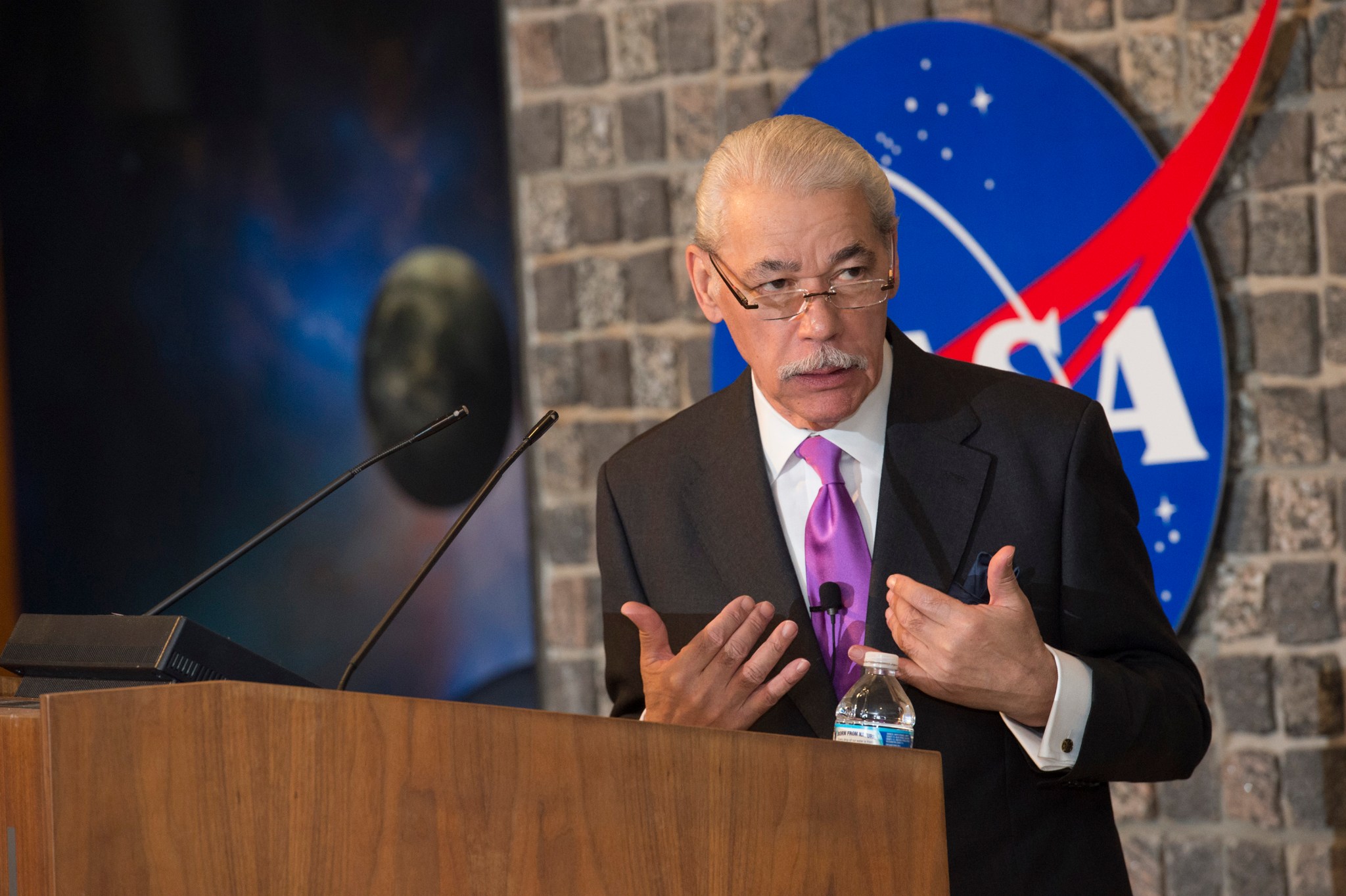 Bestselling author and motivational speaker Dr. George Fraser addresses a crowd of Marshall Space Flight Center team members.