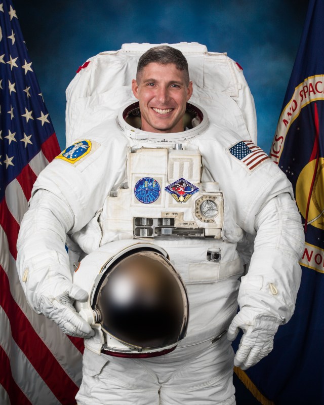 Official portrait of NASA astronaut Mike Hopkins