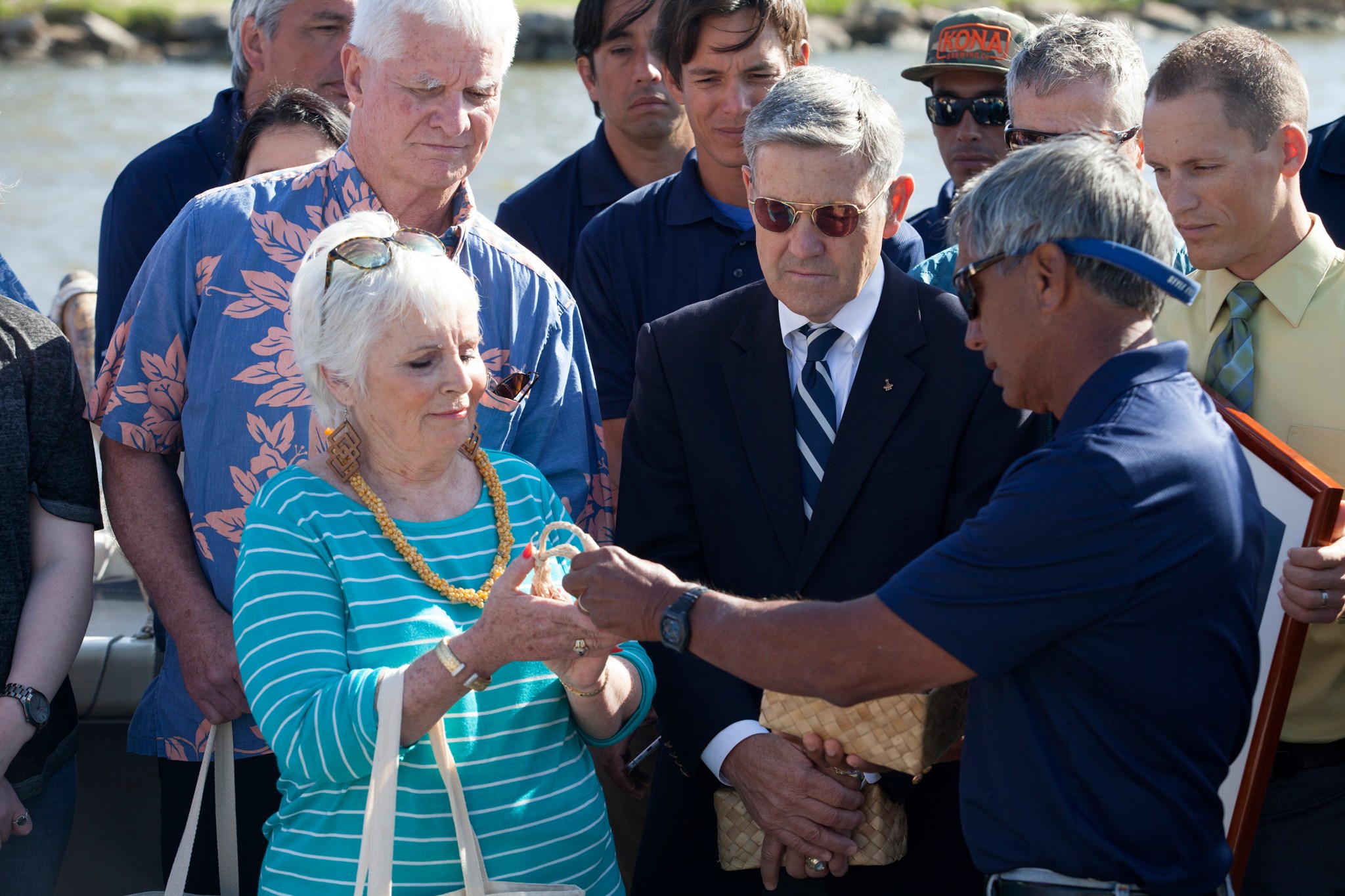Hokulea captain gives gifts to Ann Veach during tribute service
