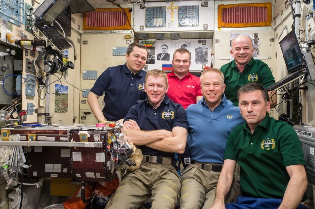 Expedition 46-47 Crew Members Play Chess, jsc2015e106108 (1…
