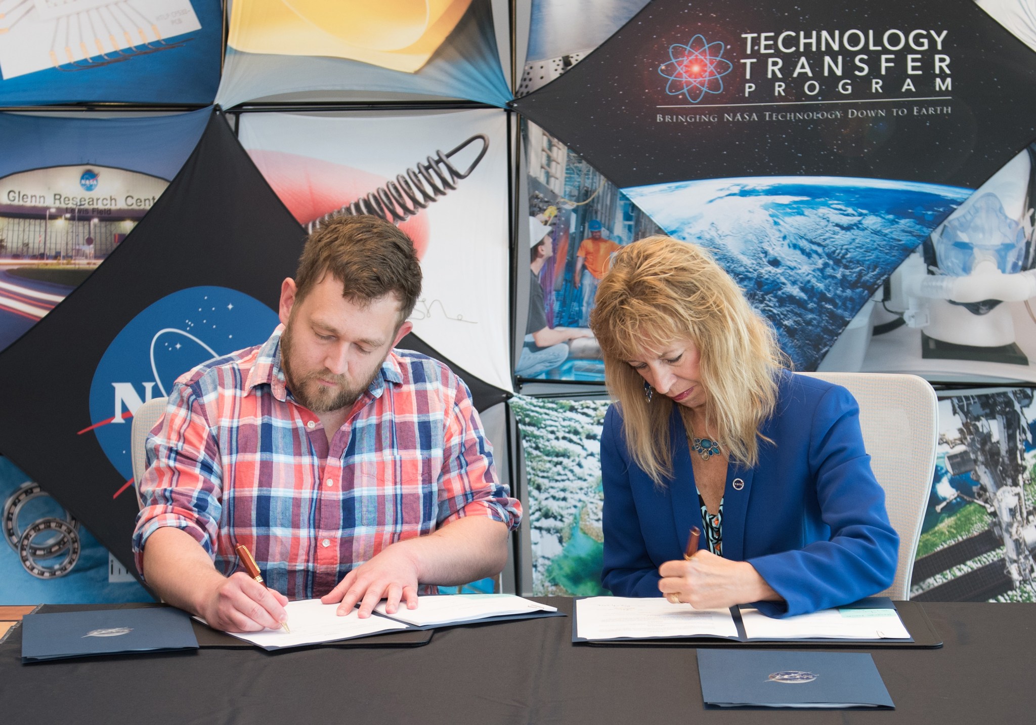 Aerogel Technologies President and Glenn’s Associate Director Janet Watkins sign the commercial agreement