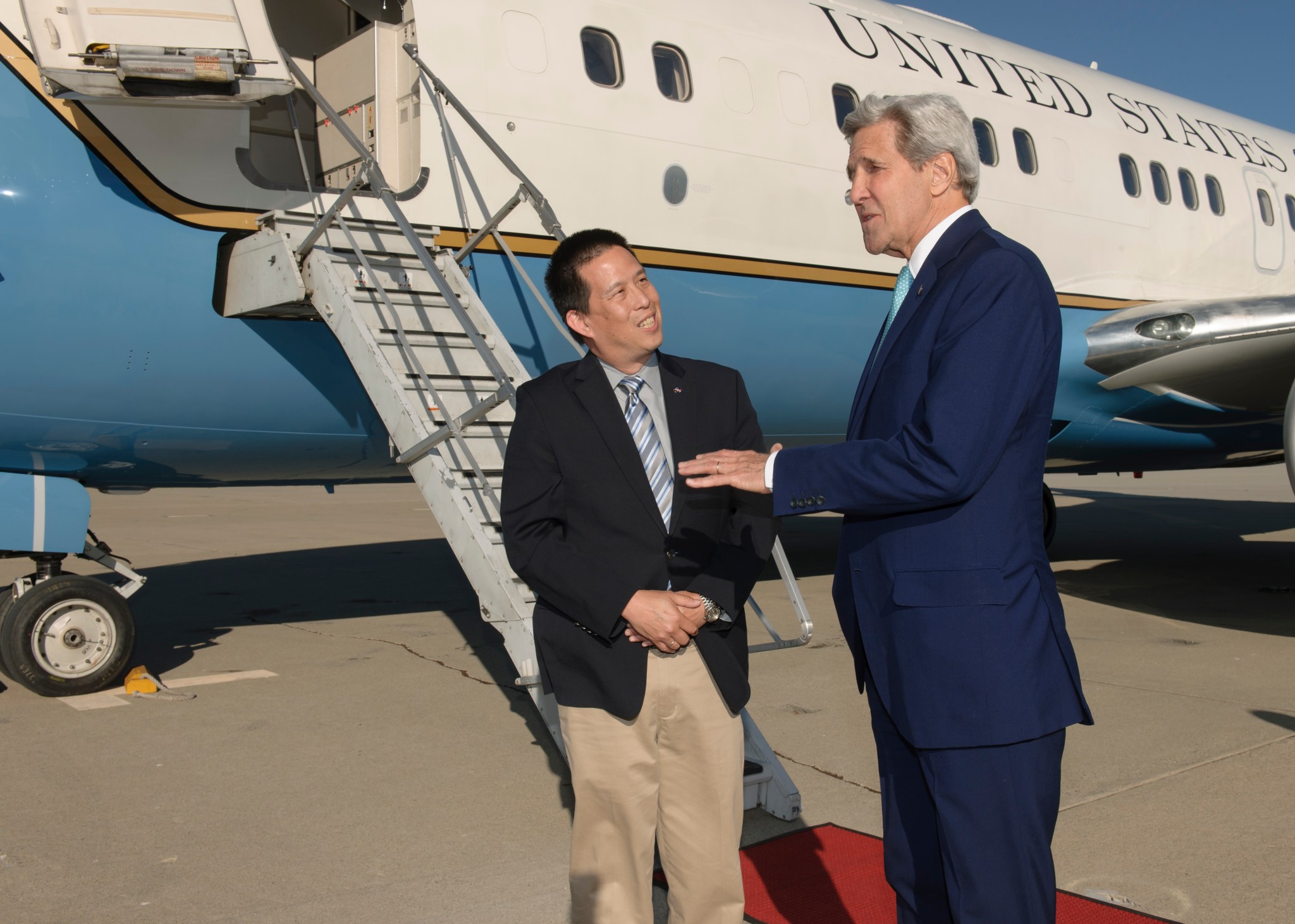 John Kerry lands at Moffett