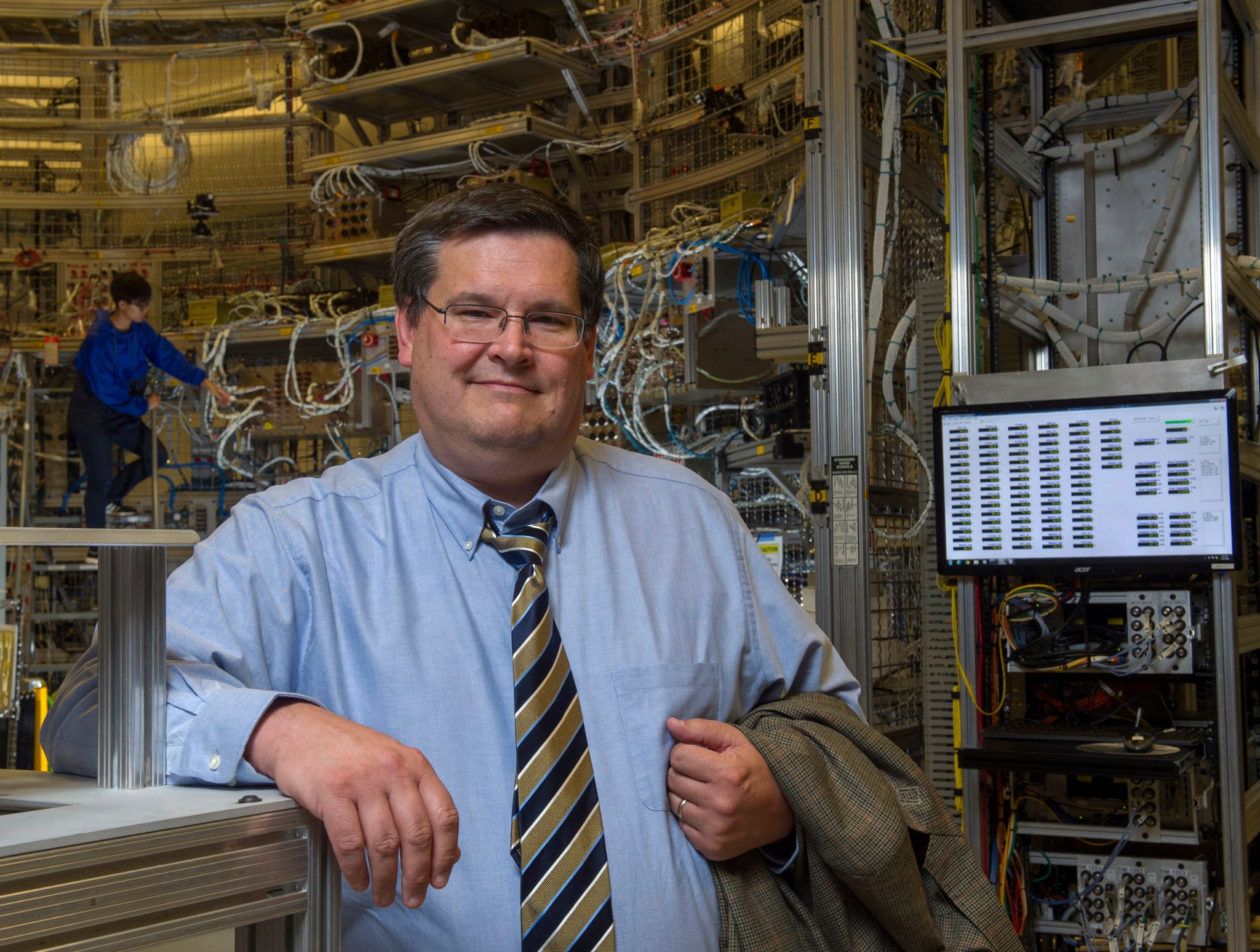 Larry Leopard, deputy director of Marshall's Engineering Directorate, visits the Systems Integration Laboratory.