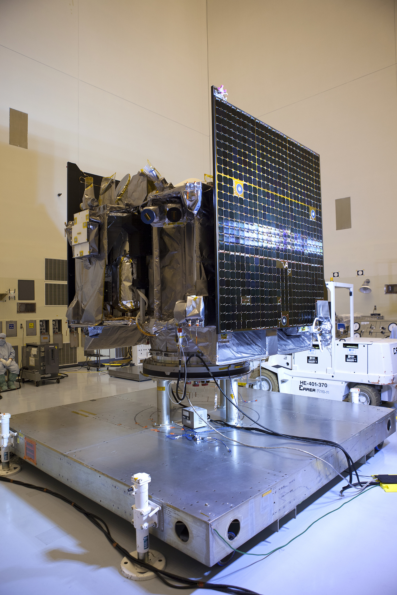 Inside the Payload Hazardous Servicing Facility, illumination testing is underway Aug. 5 on the power-producing solar arrays of 