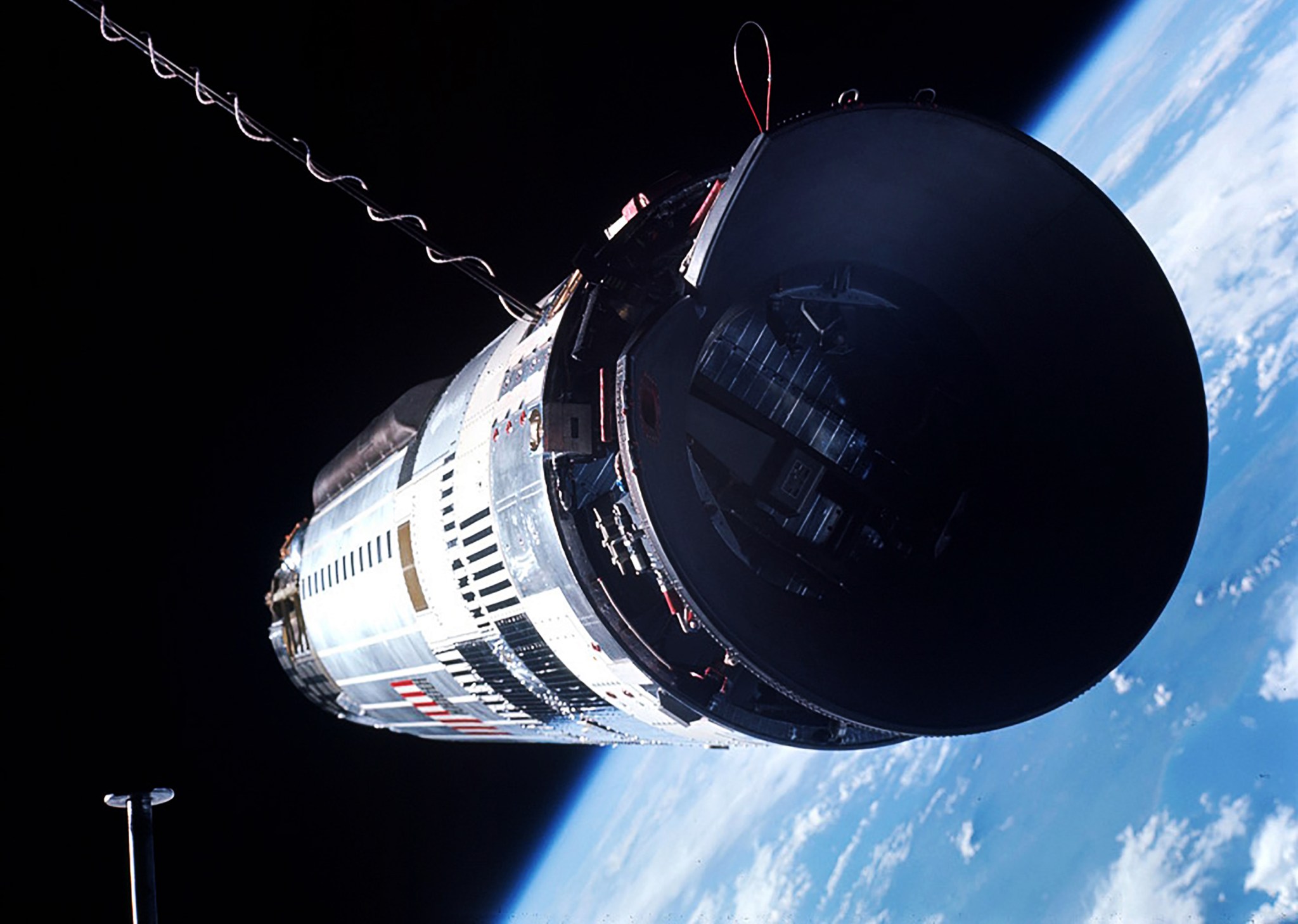 Gemini XII moves in to dock with Agena