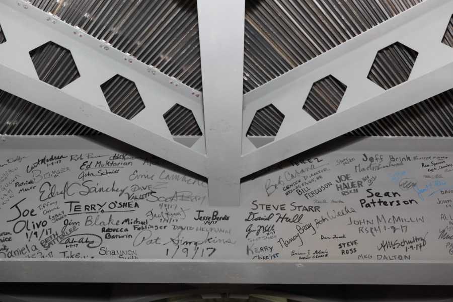 Kennedy Space Center workers sign final platform in the Vehicle Assembly Building.
