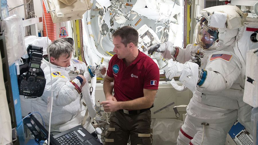 Astronaut Assists Spacewalkers