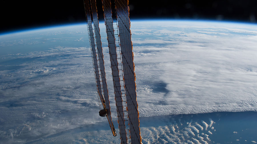 Solar Array's and Earth's Limb