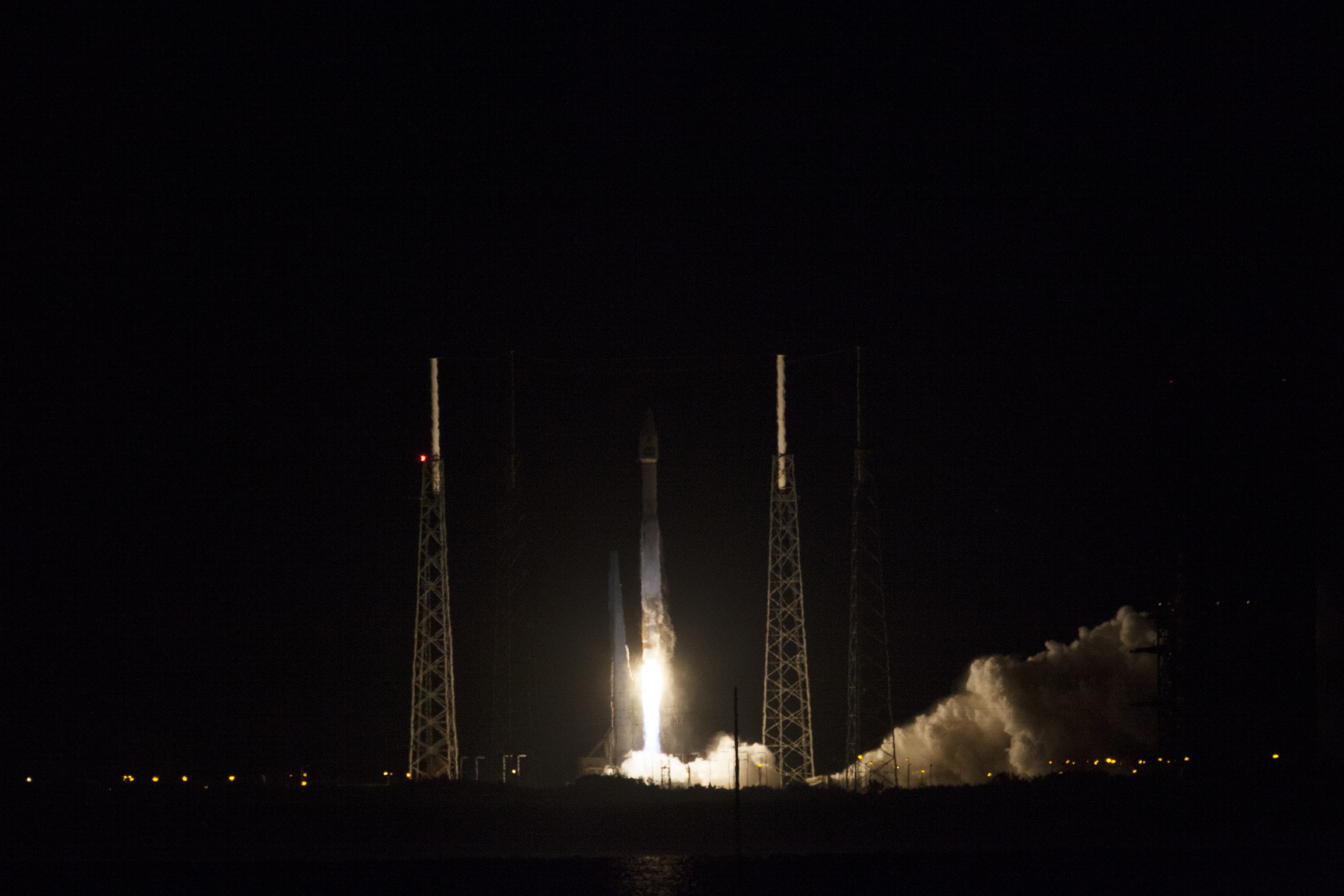 Nighttime launch of NASA spacecraft aboard Atlas V rocket