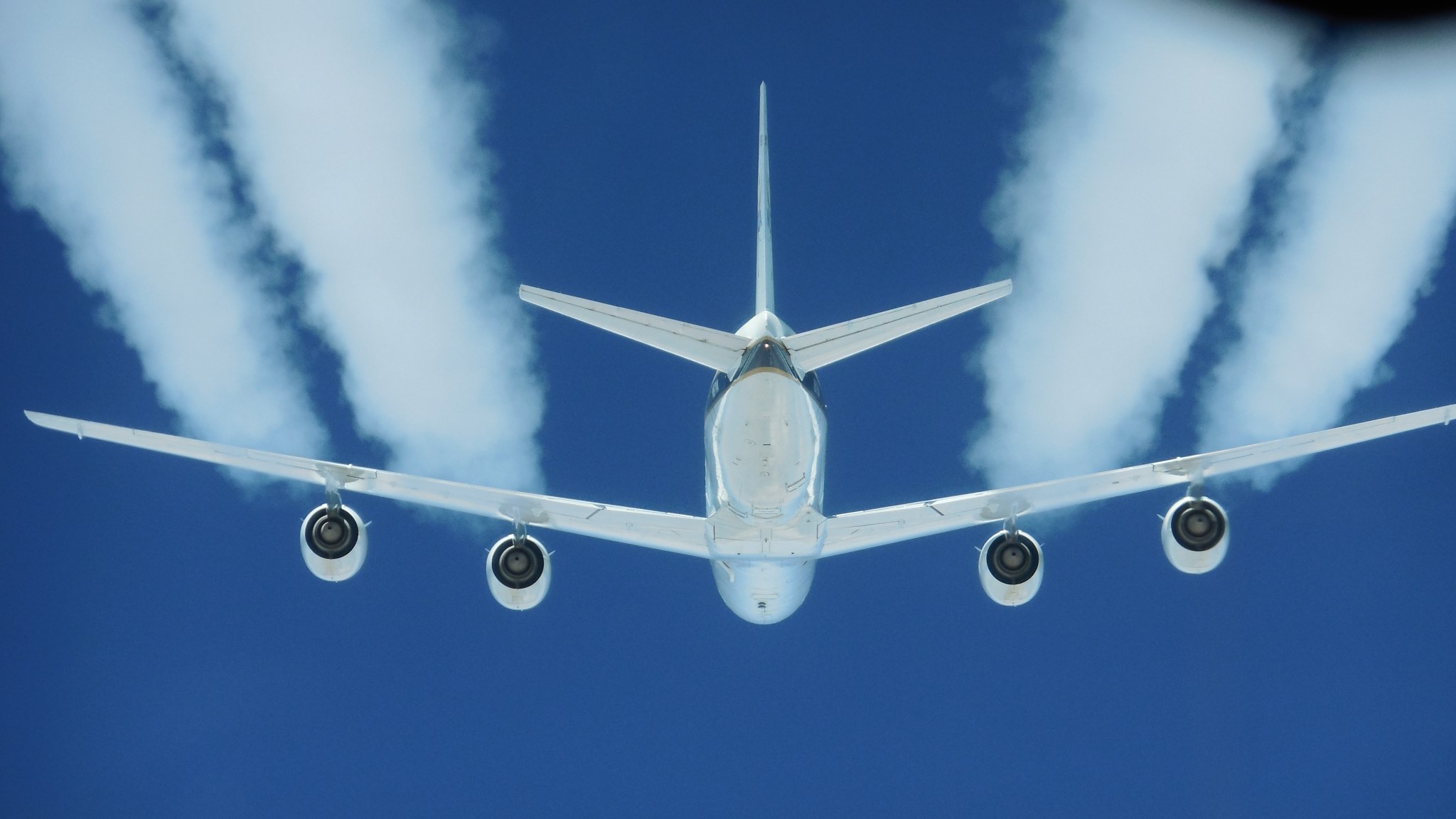 The DC-8's four engines burned either JP-8 jet fuel or a 50-50 blend of JP-8 and renewable alternative fuel