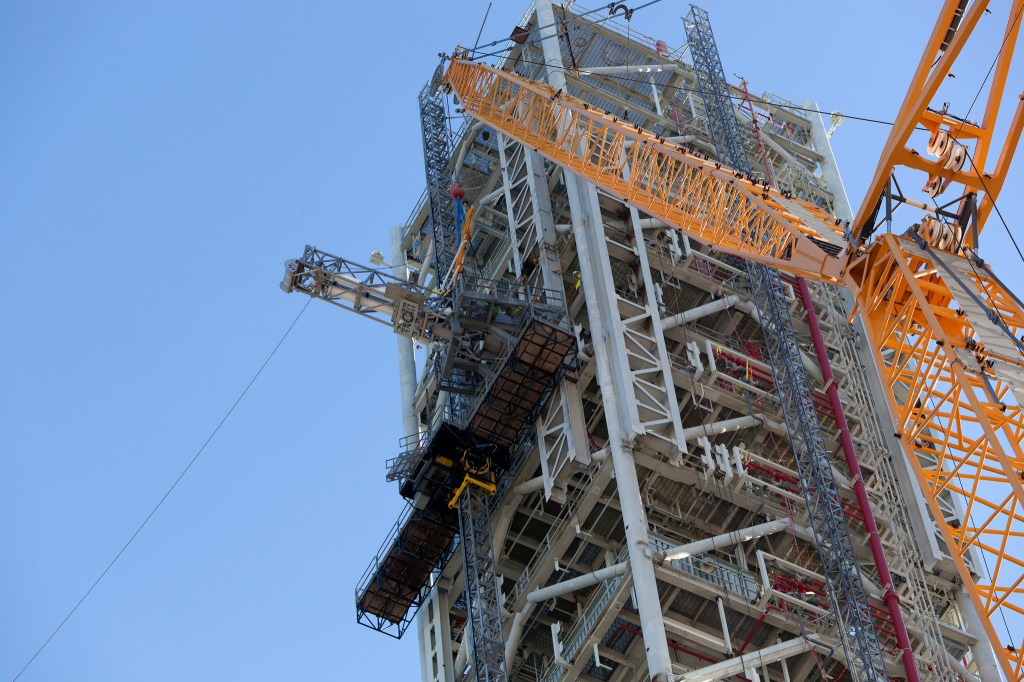 
			First Umbilical Installed on Mobile Launcher for NASA’s Space Launch System and Orion - NASA			