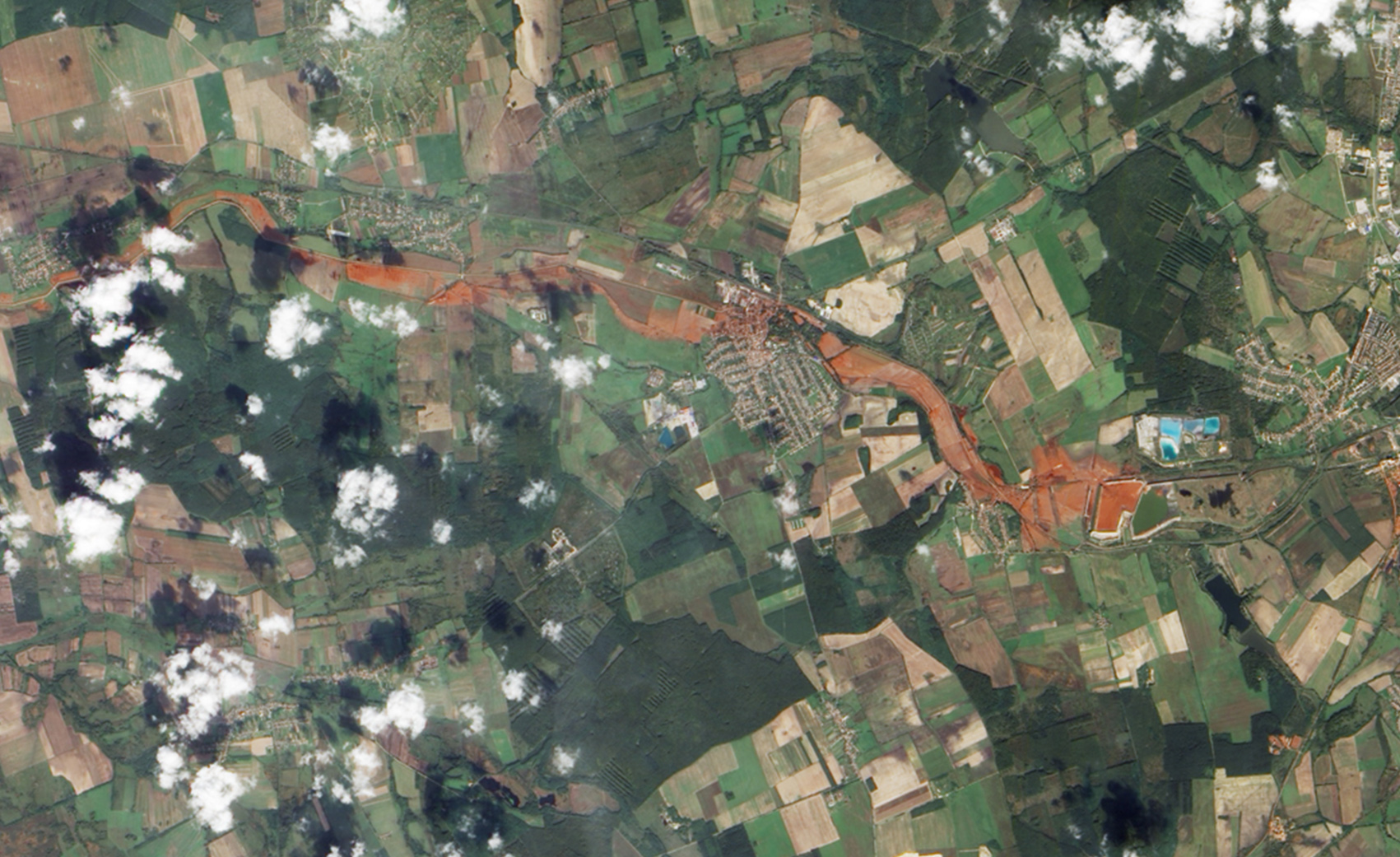 EO-1 satellite view of aluminum oxide plant spill in Hungary, October 2010