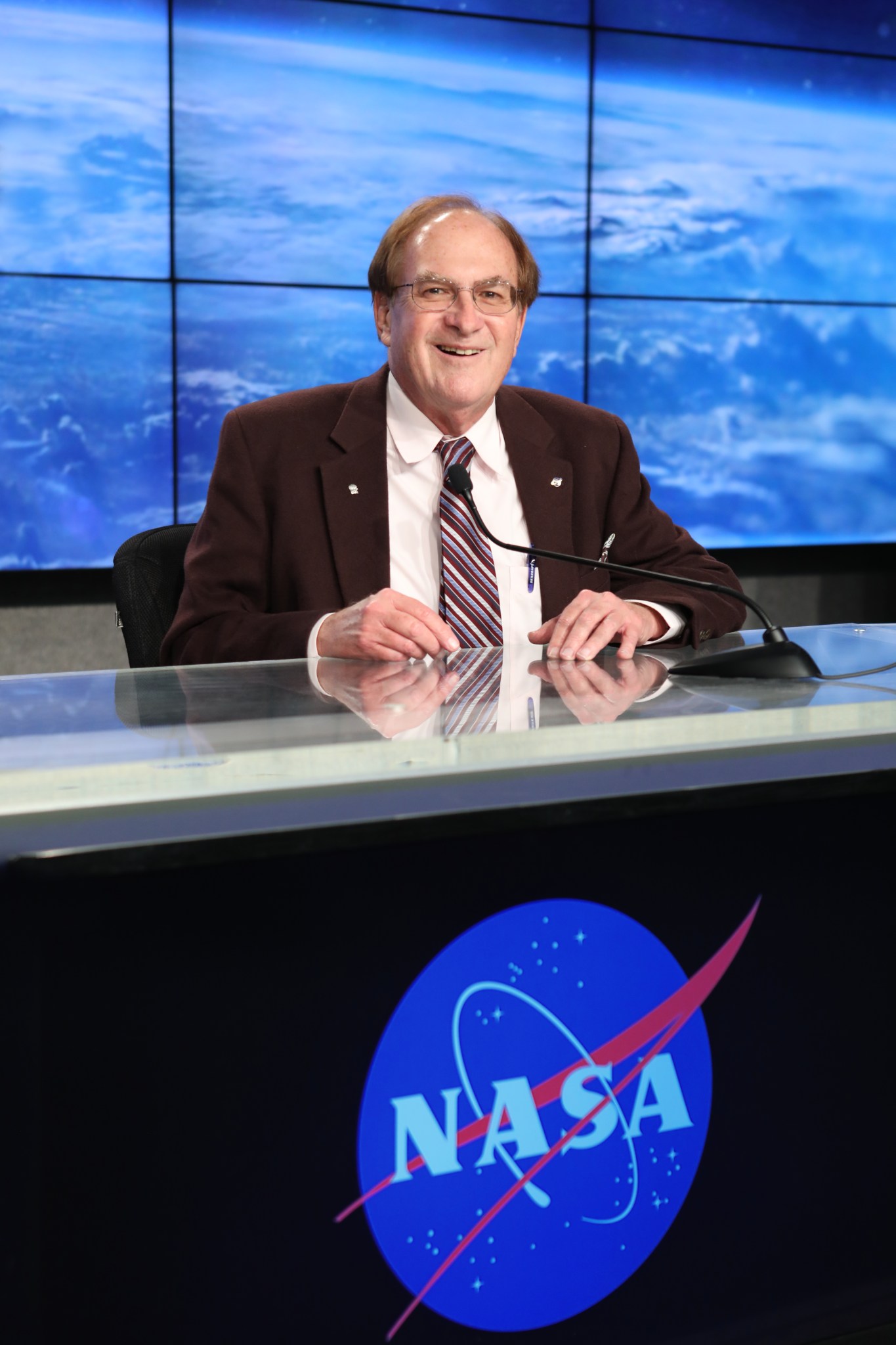 NASA Public Affairs Officer George Diller moderates a news conference at Kennedy Space Center.