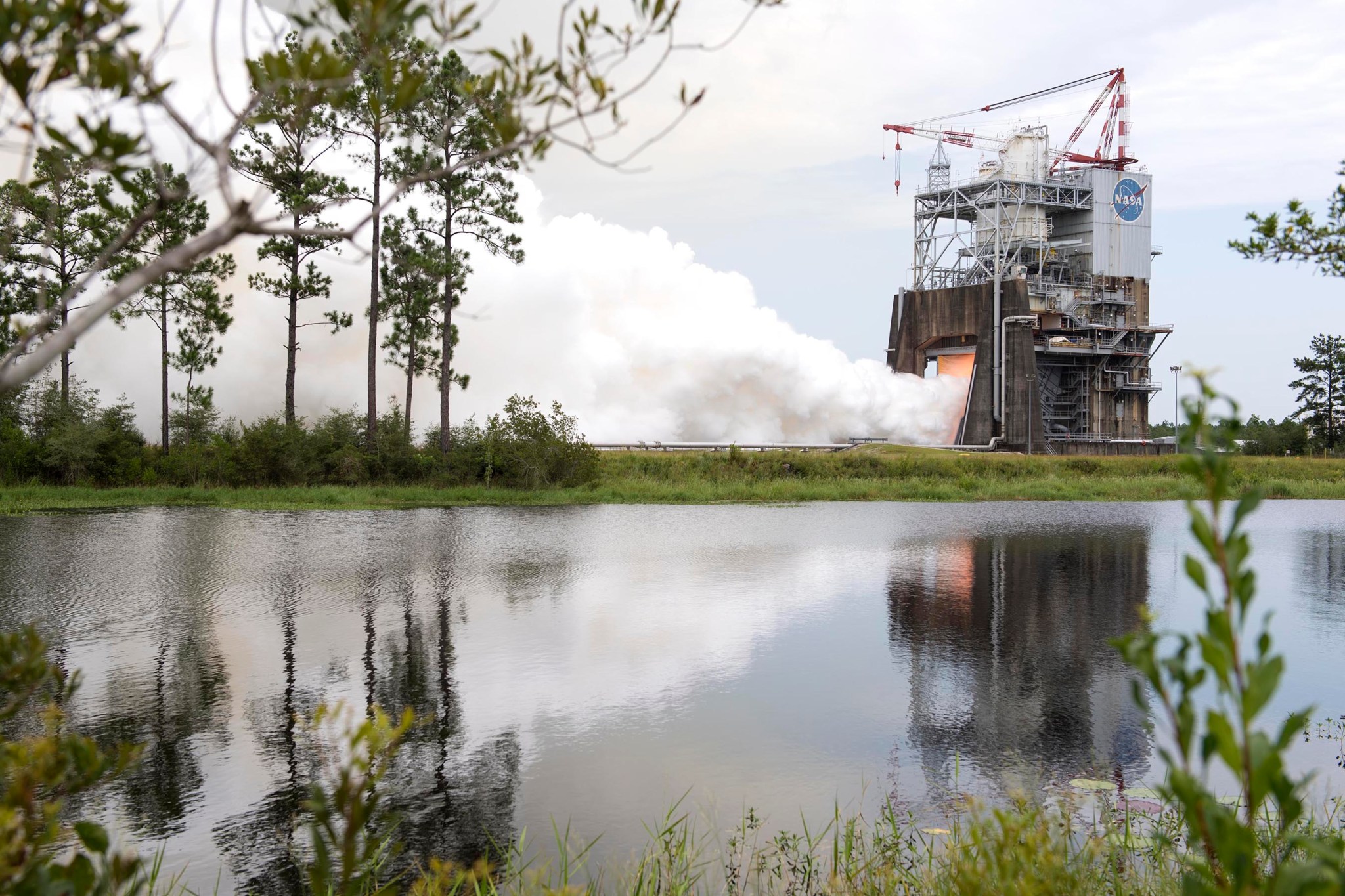 installing the controller unit on a RS-25 development engine