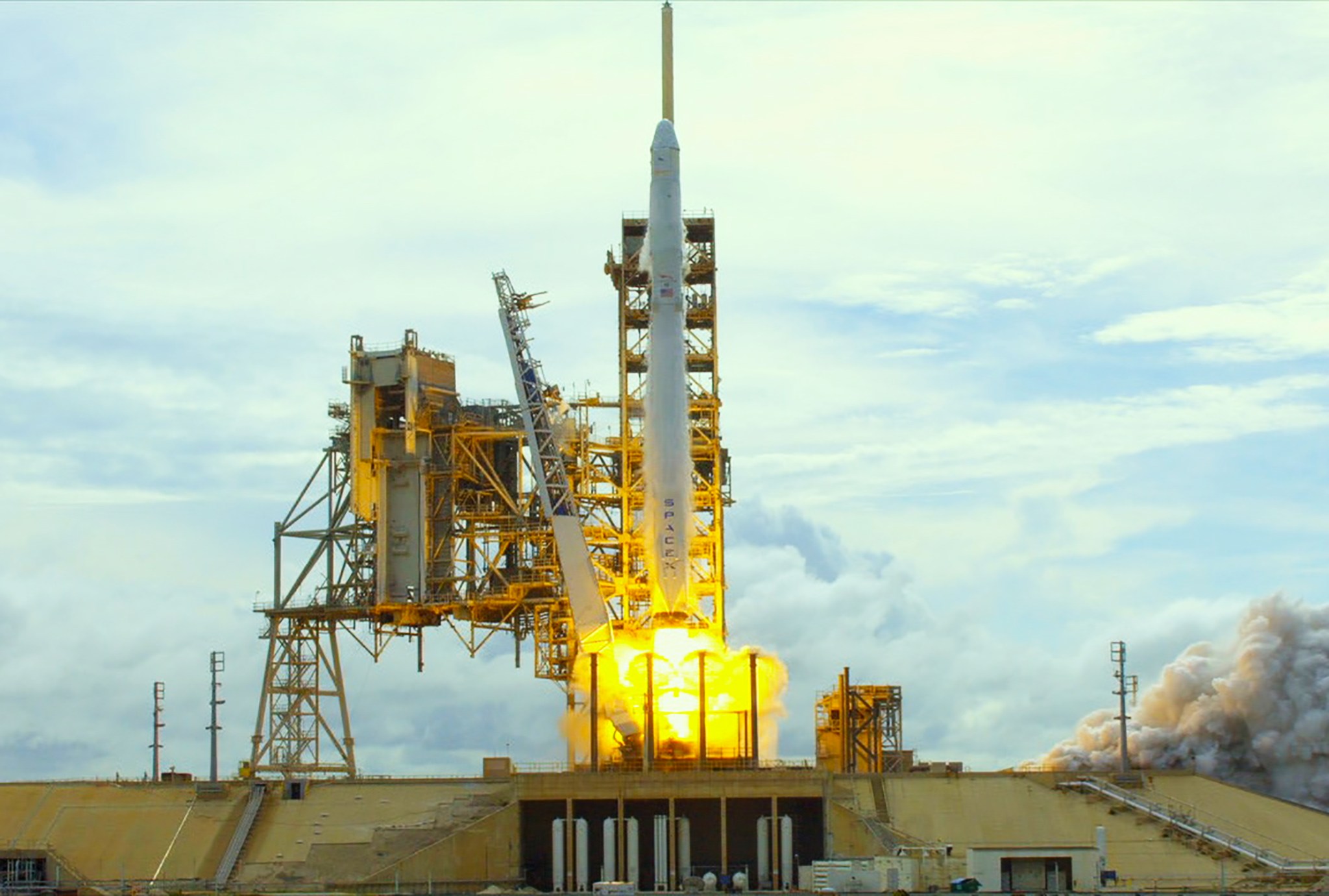 SpaceX CRS-11 Lifts off