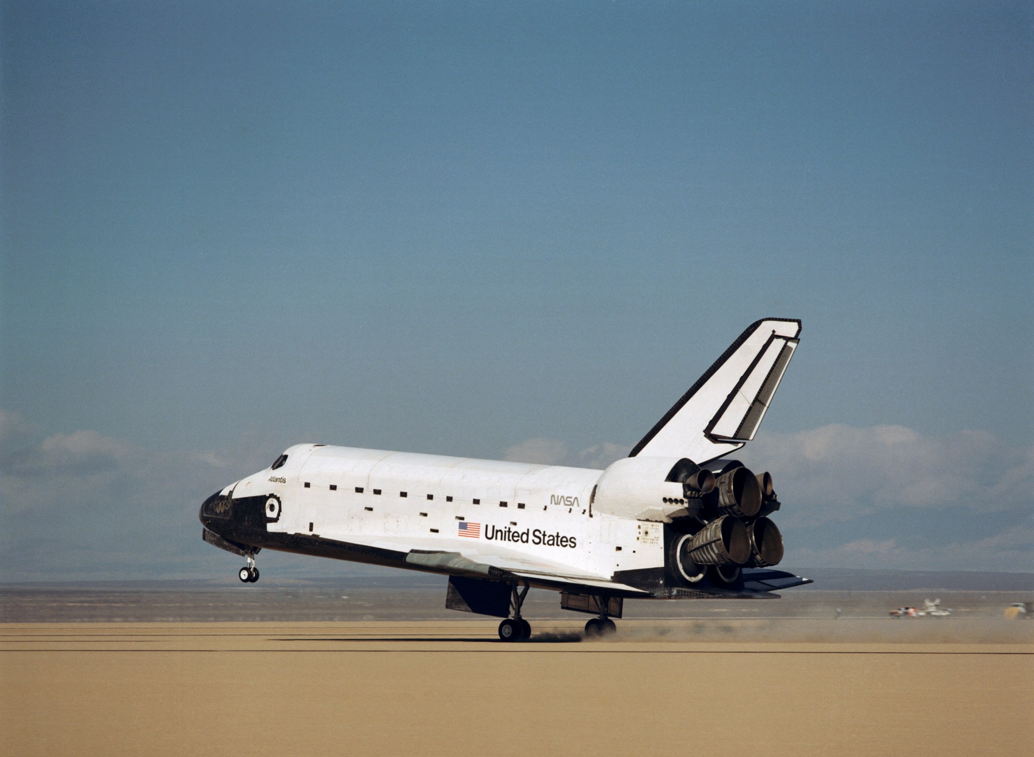 This week in 1989, the space shuttle Atlantis and STS-34 landed at Edwards Air Force Base in California.
