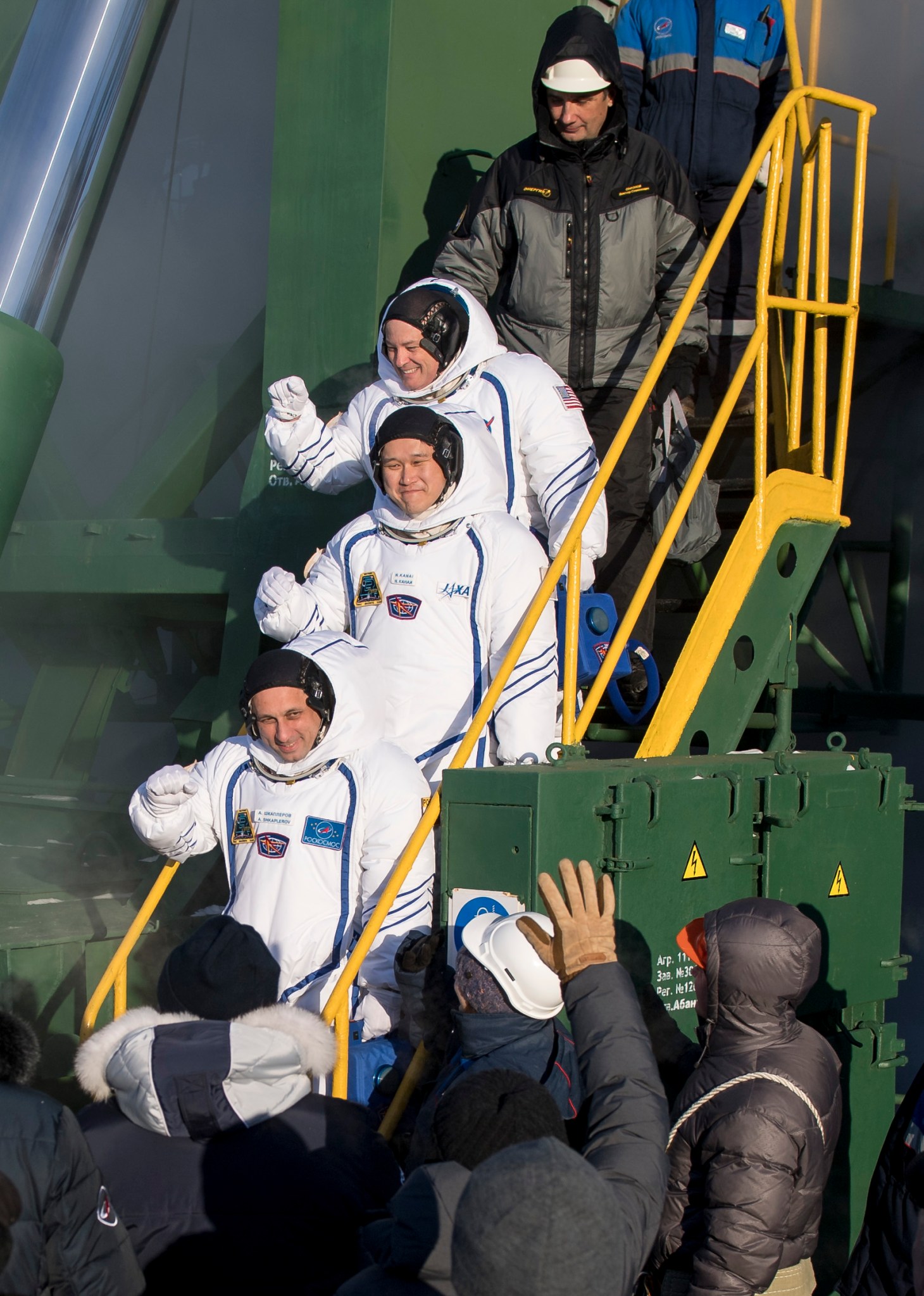 Expedition 54 waves farewell prior to their Dec. 17, 2017 launch.
