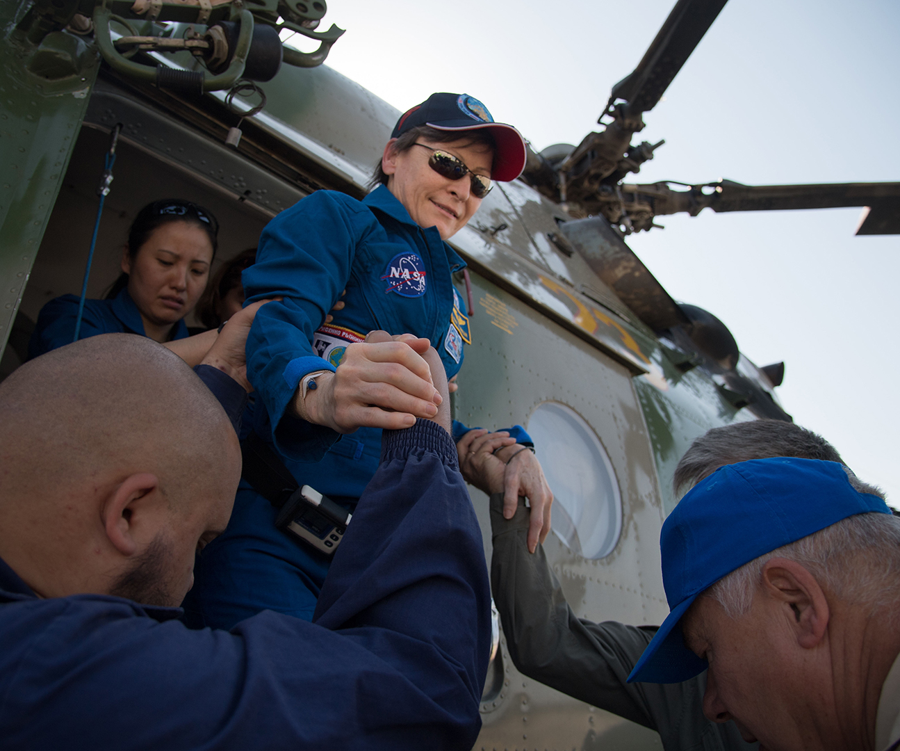 peggy whitson expedition 53 landing helicopter