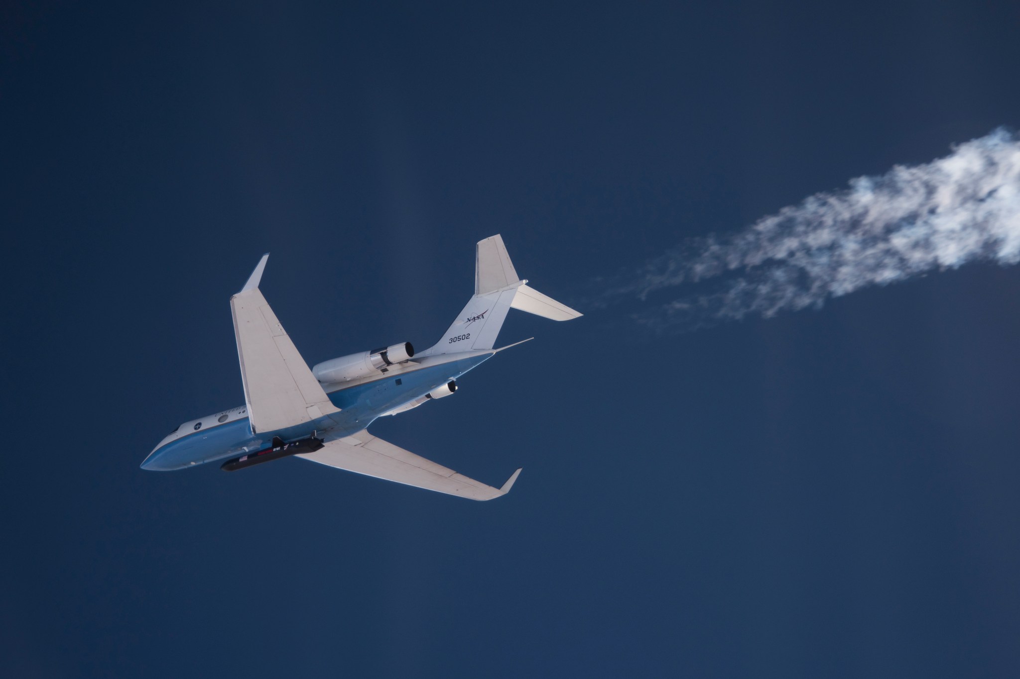 NASA’s C-20A with Generation Orbit’s hypersonic pod attached undergoes flight test.
