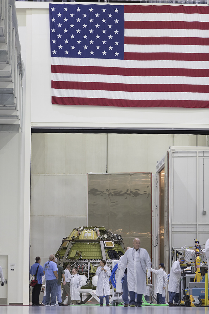 The Orion crew module for EM-1 was moved inside the thermal chamber in the Operations and Checkout Building high bay.