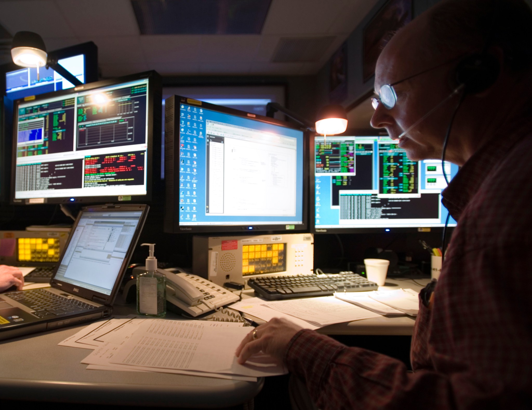 Hartnett works in the Space Telescope Operations Control Center at Goddard during Hubble’s final servicing mission.