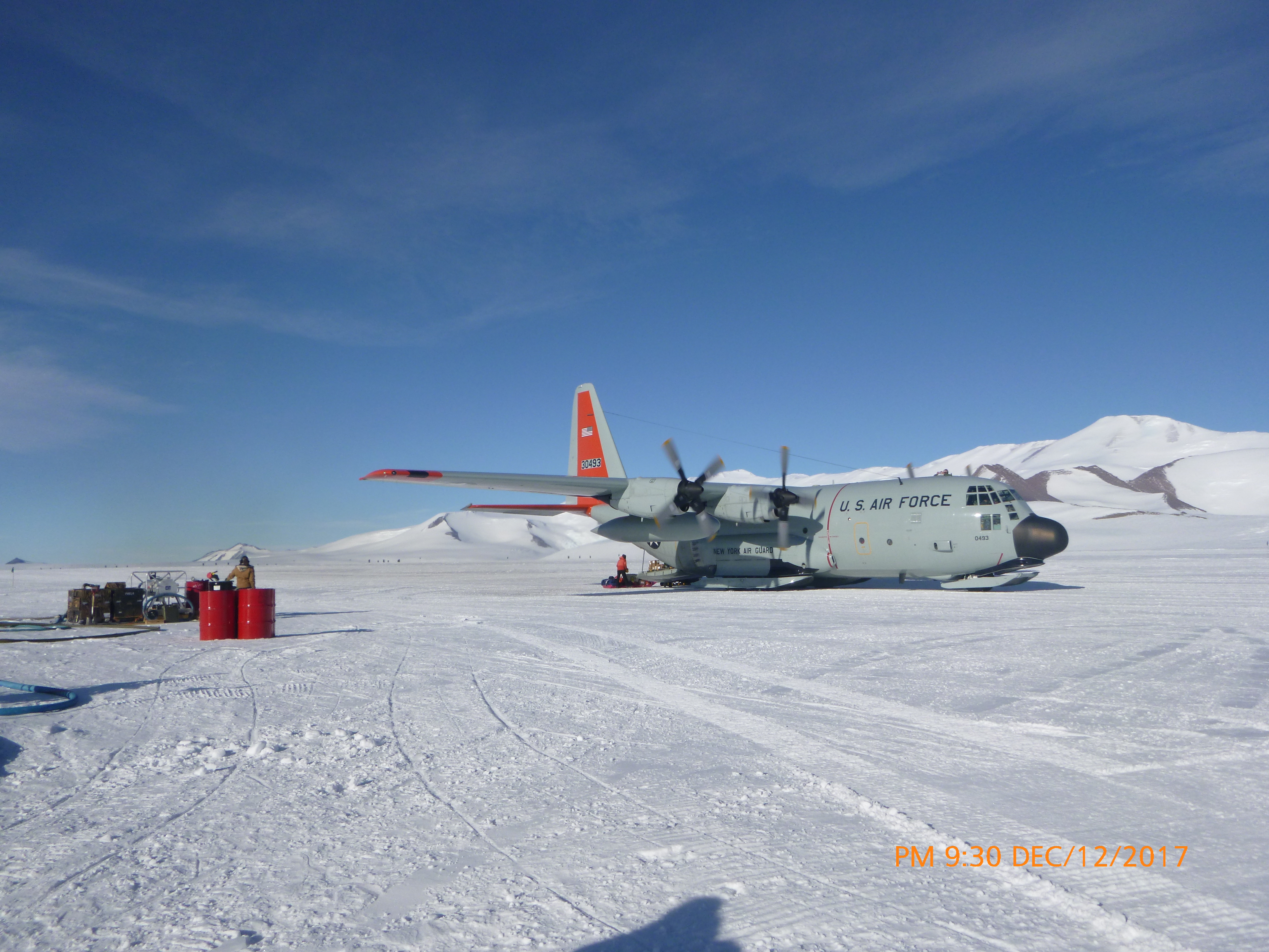 C130 cargo plane at Shackleton Glacier camp