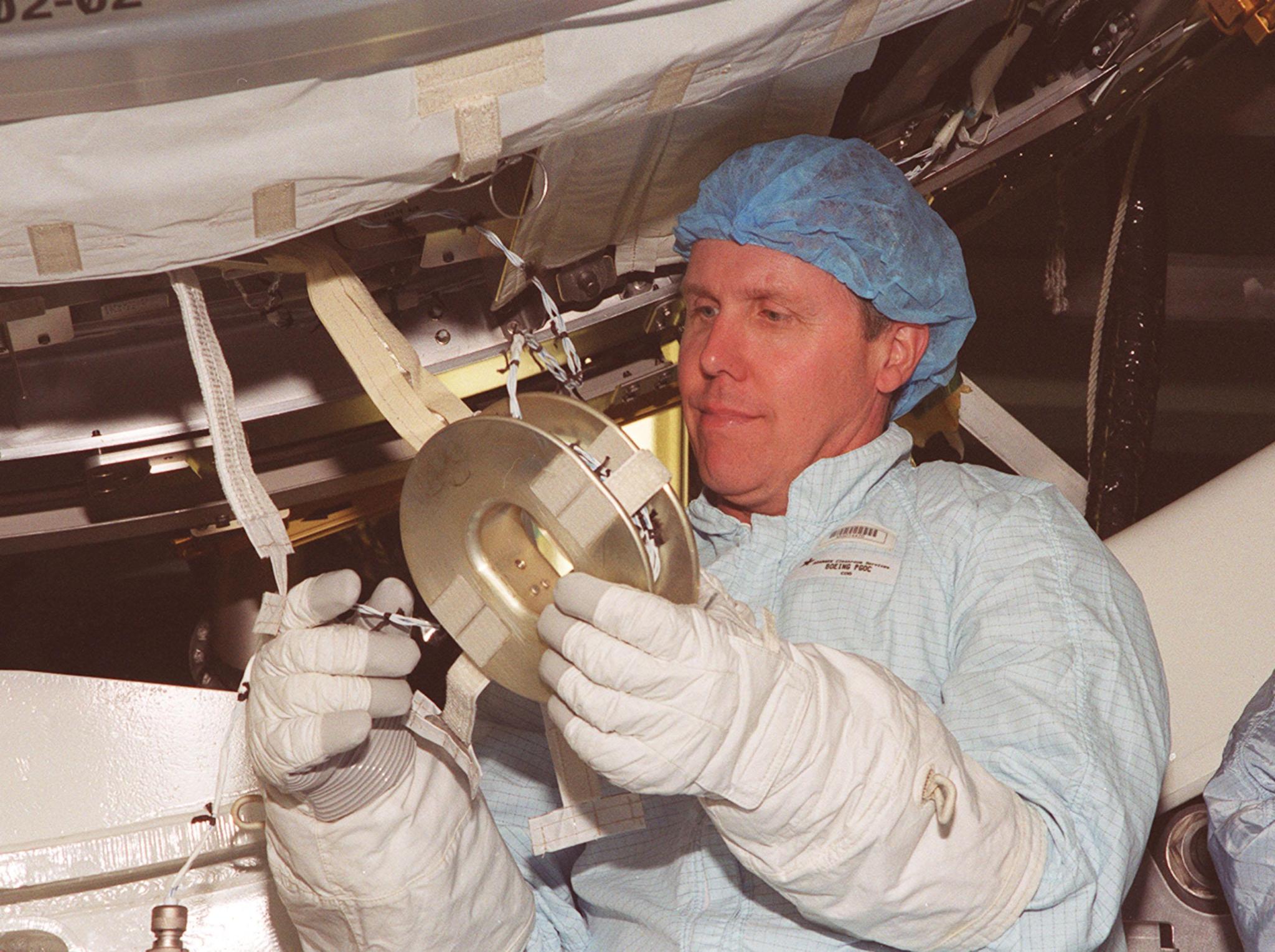 STS-98 Mission Specialist Tom Jones takes part in Crew Equipment Interface Test activities at NASA's Kennedy Space Center. 