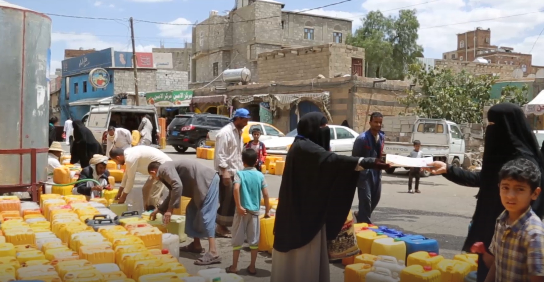 UNICEF distributes clean water and information about cholera to prevent outbreaks of the disease in Yemen