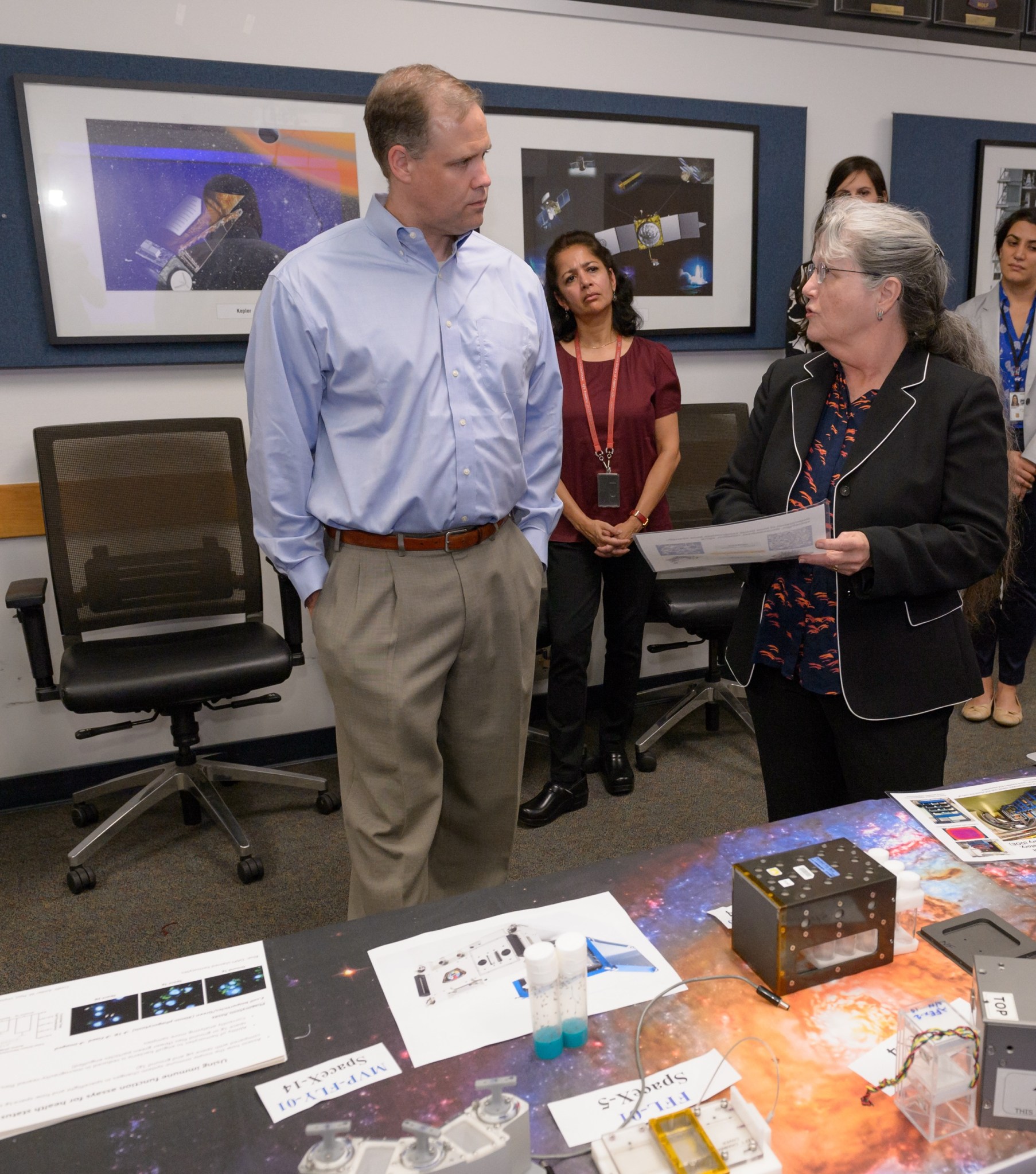 Bridenstine tours space biology